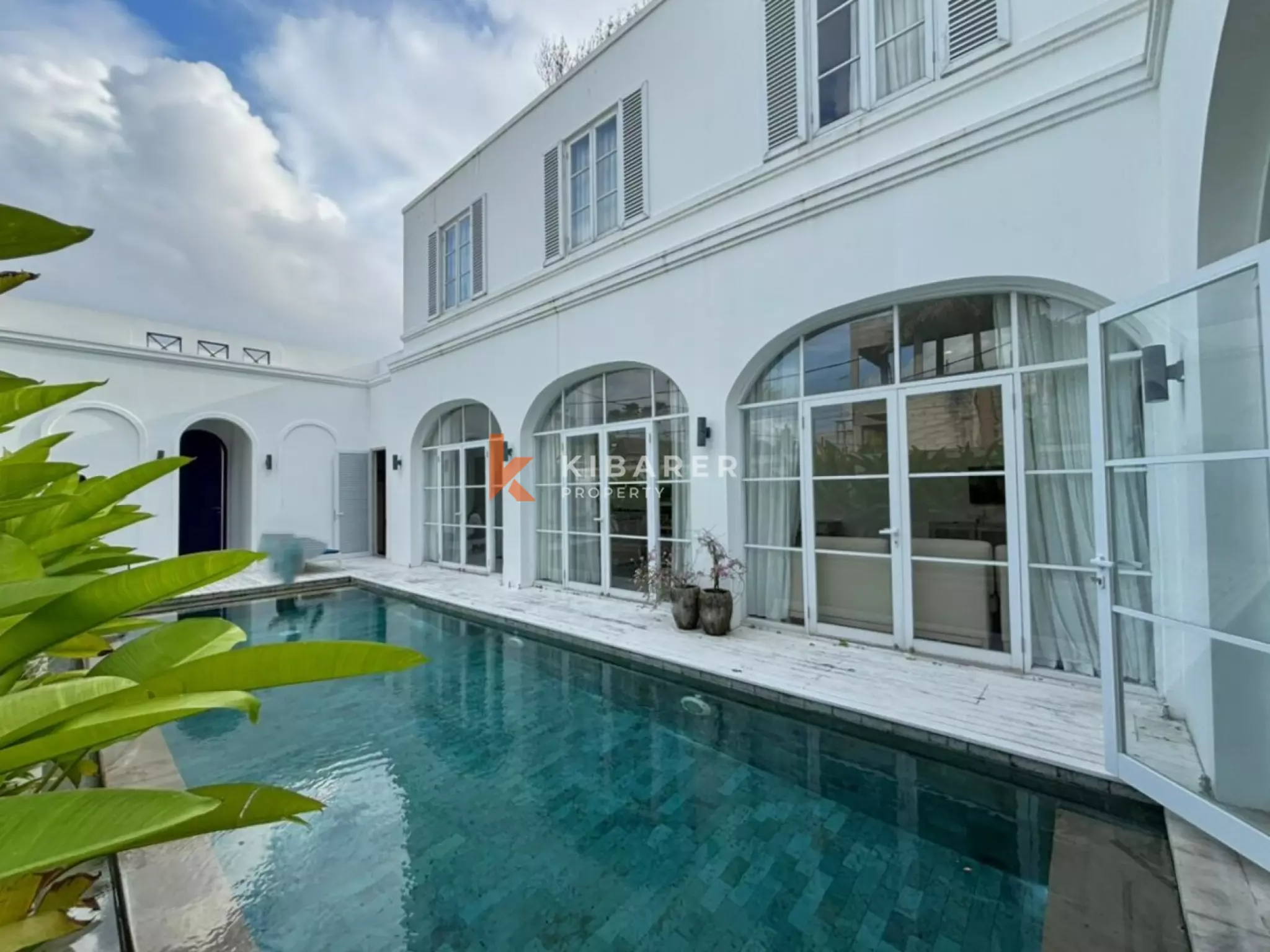 Villa blanche de rêve de trois chambres à quelques minutes de la plage de Canggu