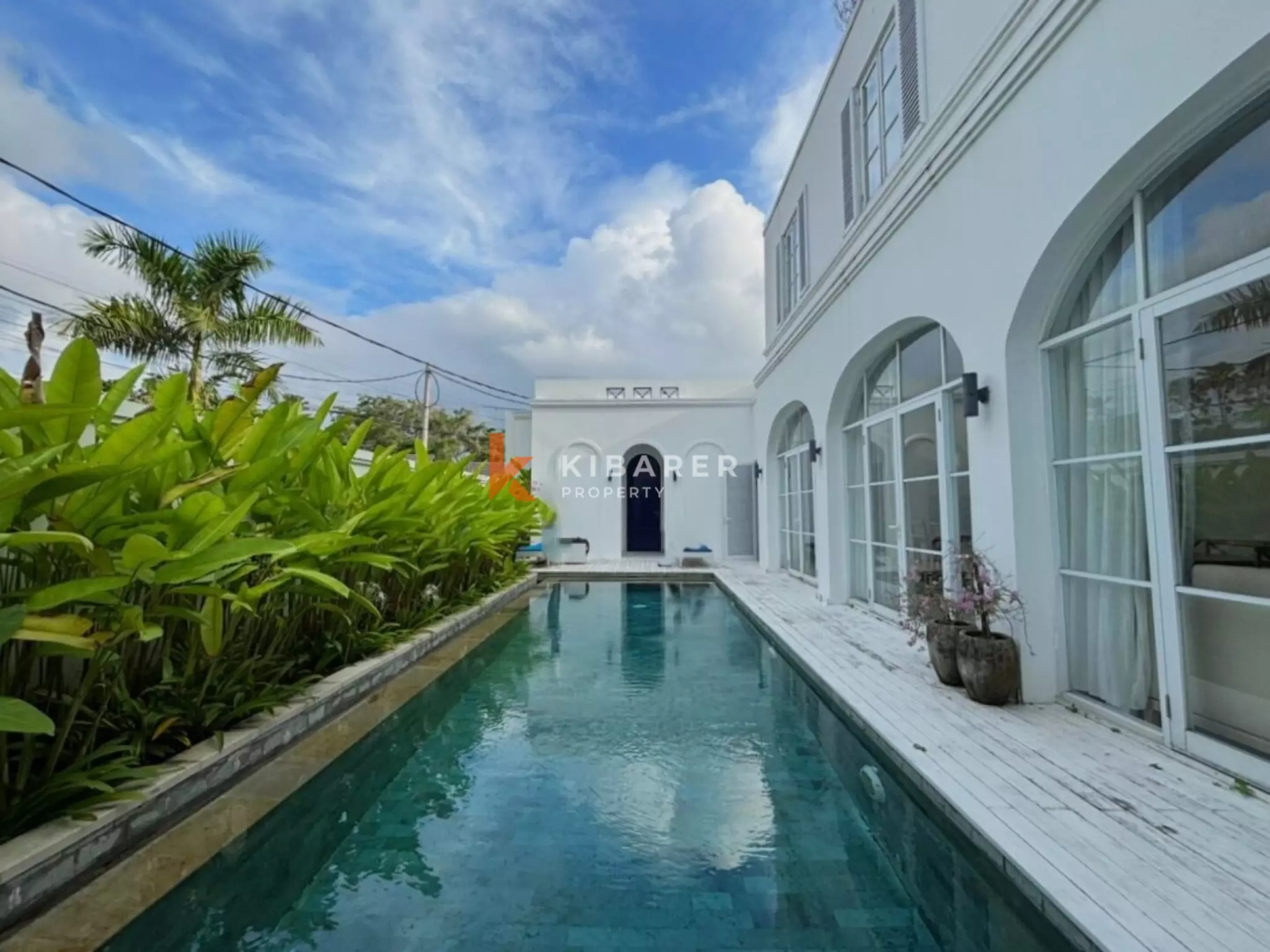 Villa blanche de rêve de trois chambres à quelques minutes de la plage de Canggu