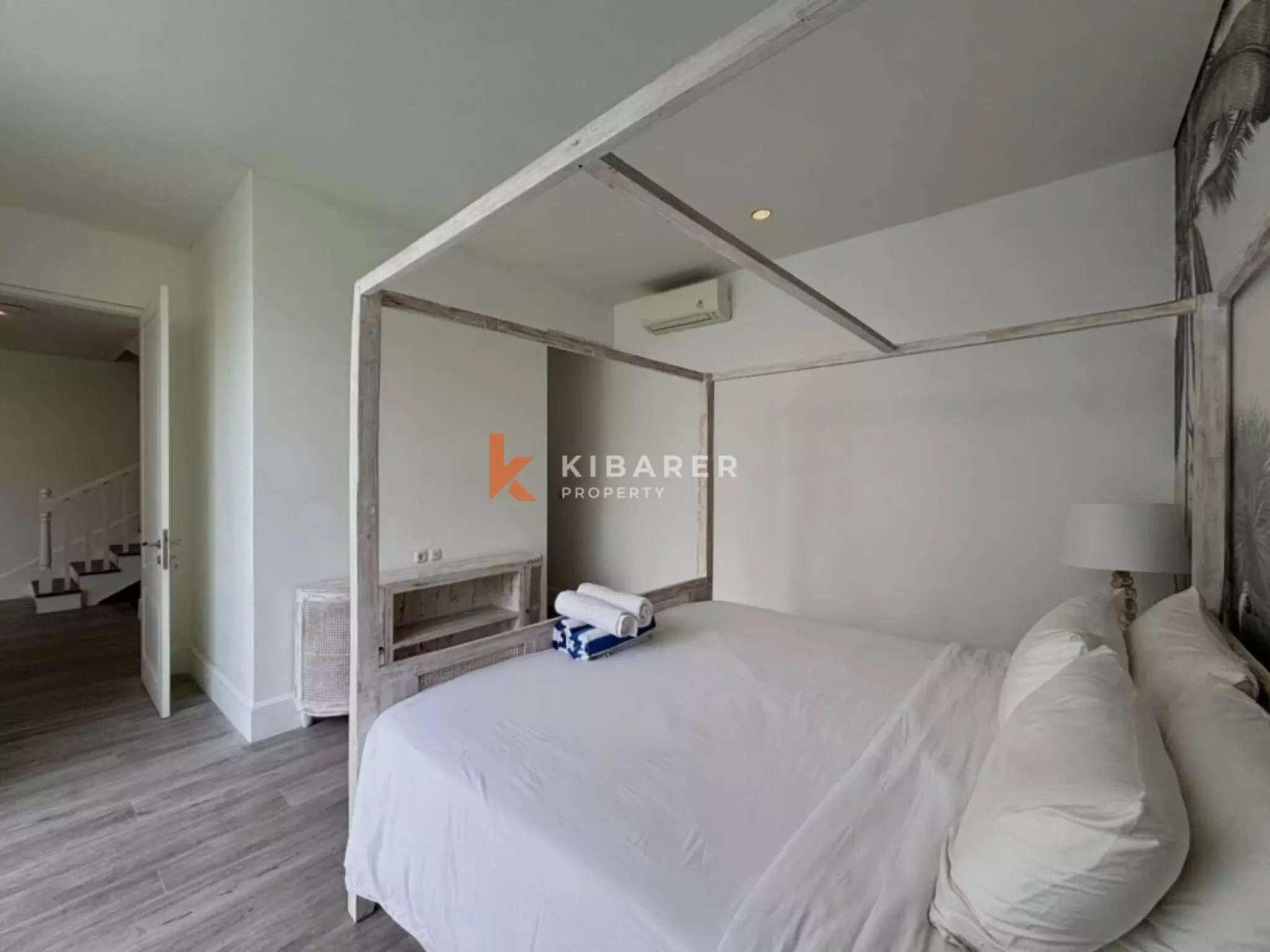 Villa blanche de rêve de trois chambres à quelques minutes de la plage de Canggu