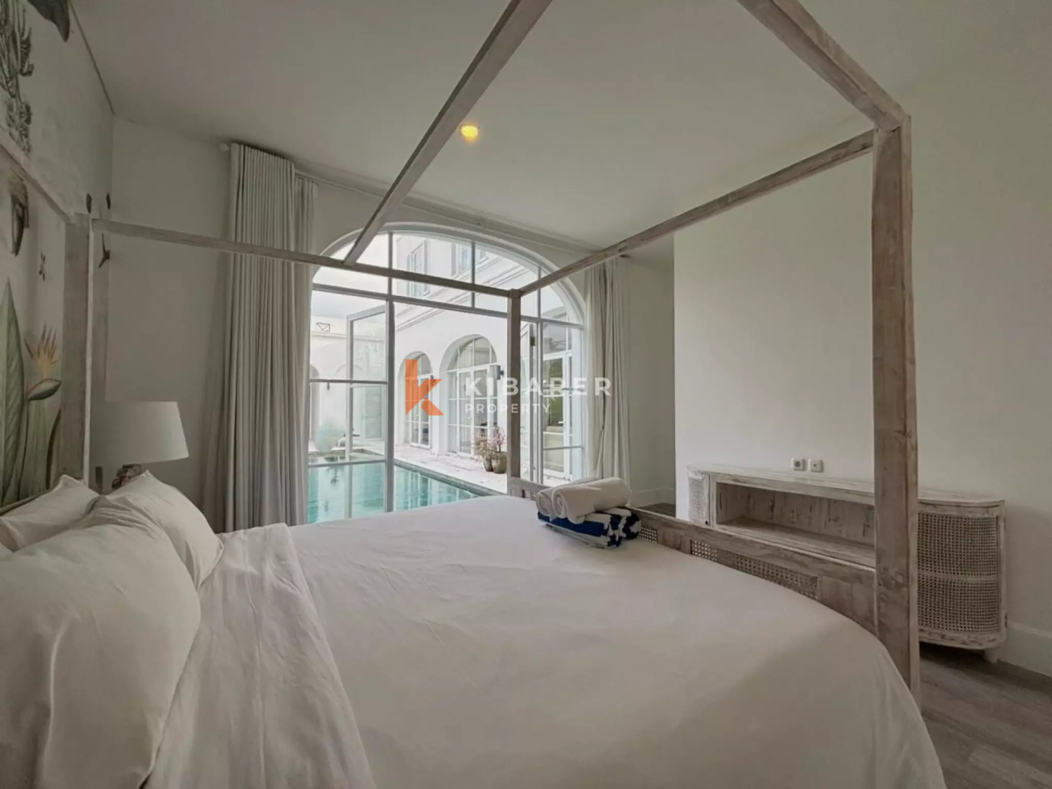 Villa blanche de rêve de trois chambres à quelques minutes de la plage de Canggu