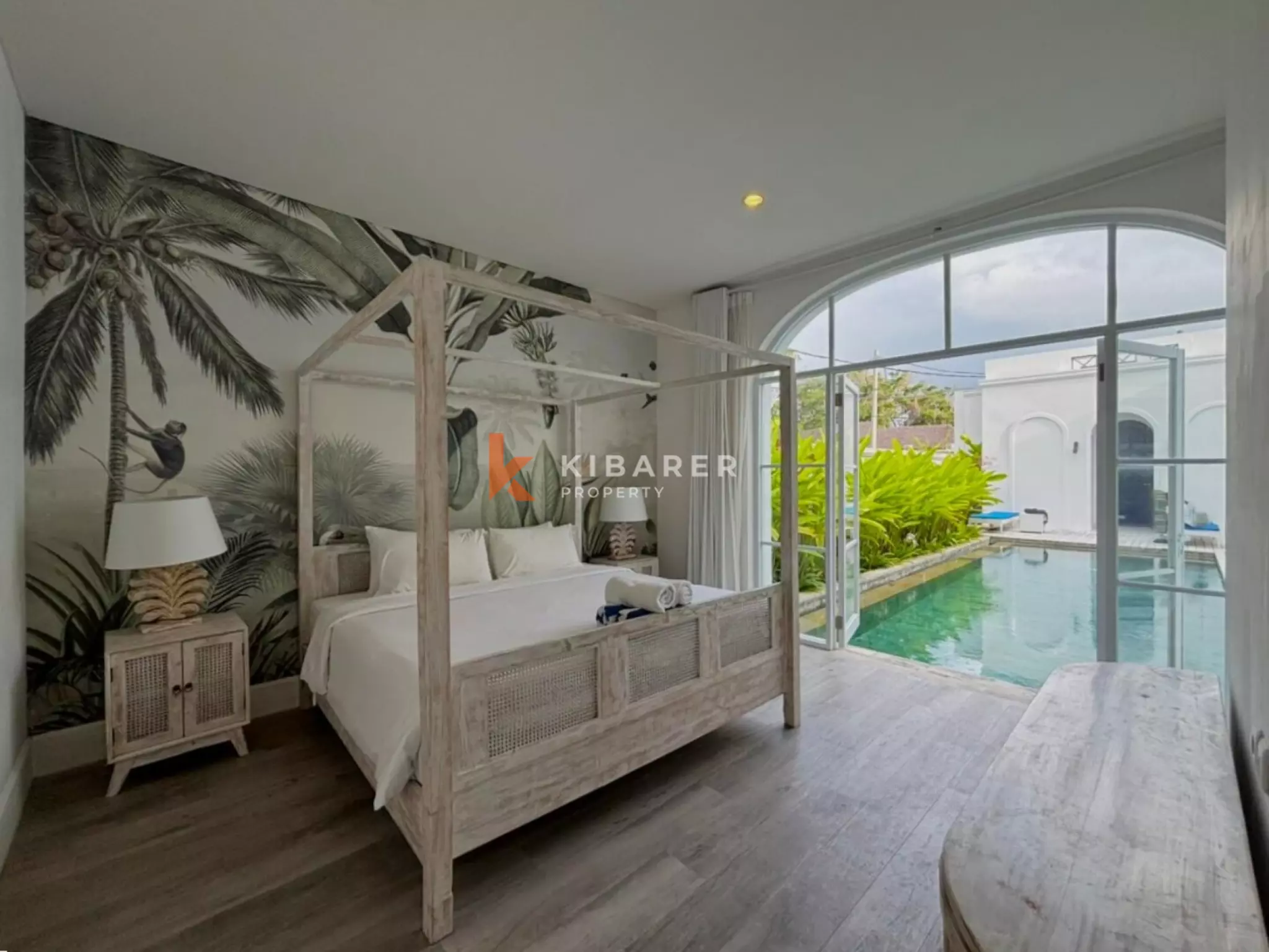 Villa blanche de rêve de trois chambres à quelques minutes de la plage de Canggu