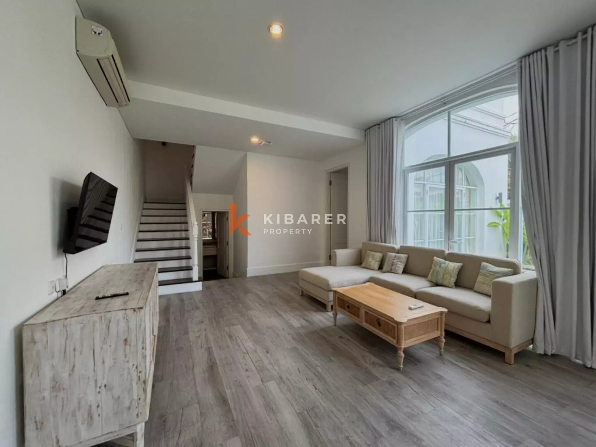 Villa blanche de rêve de trois chambres à quelques minutes de la plage de Canggu