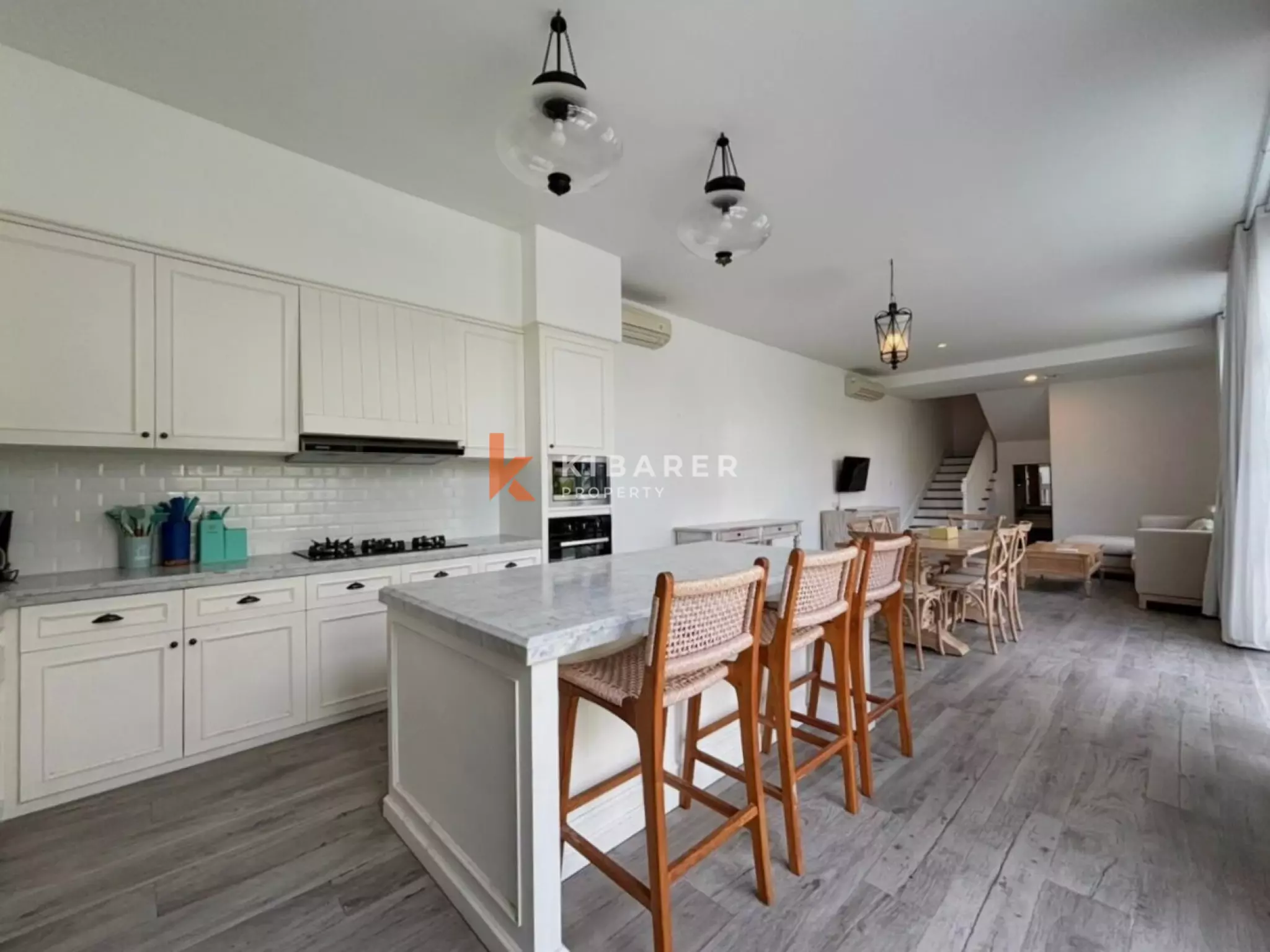 Villa blanche de rêve de trois chambres à quelques minutes de la plage de Canggu