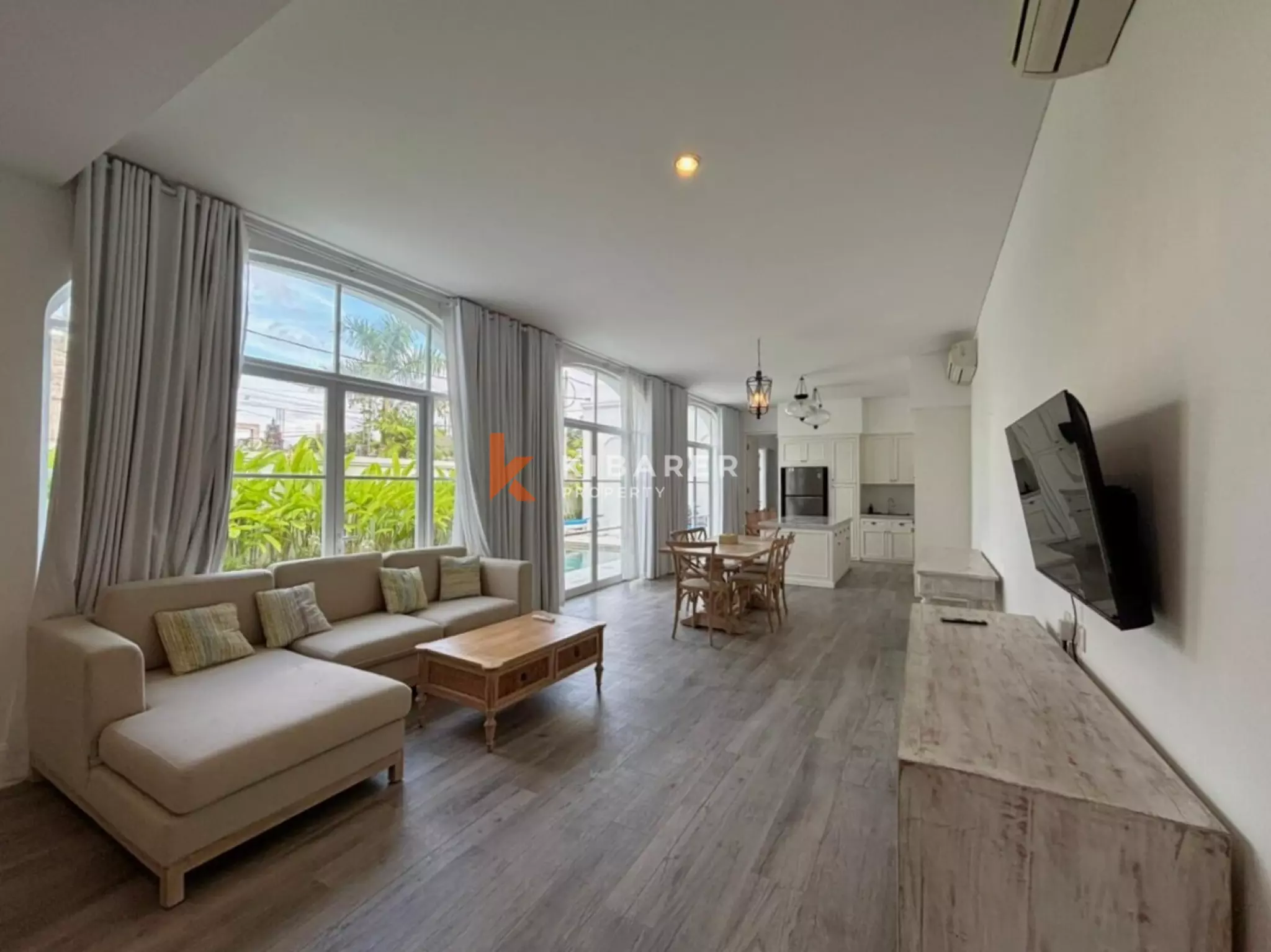 Villa blanche de rêve de trois chambres à quelques minutes de la plage de Canggu