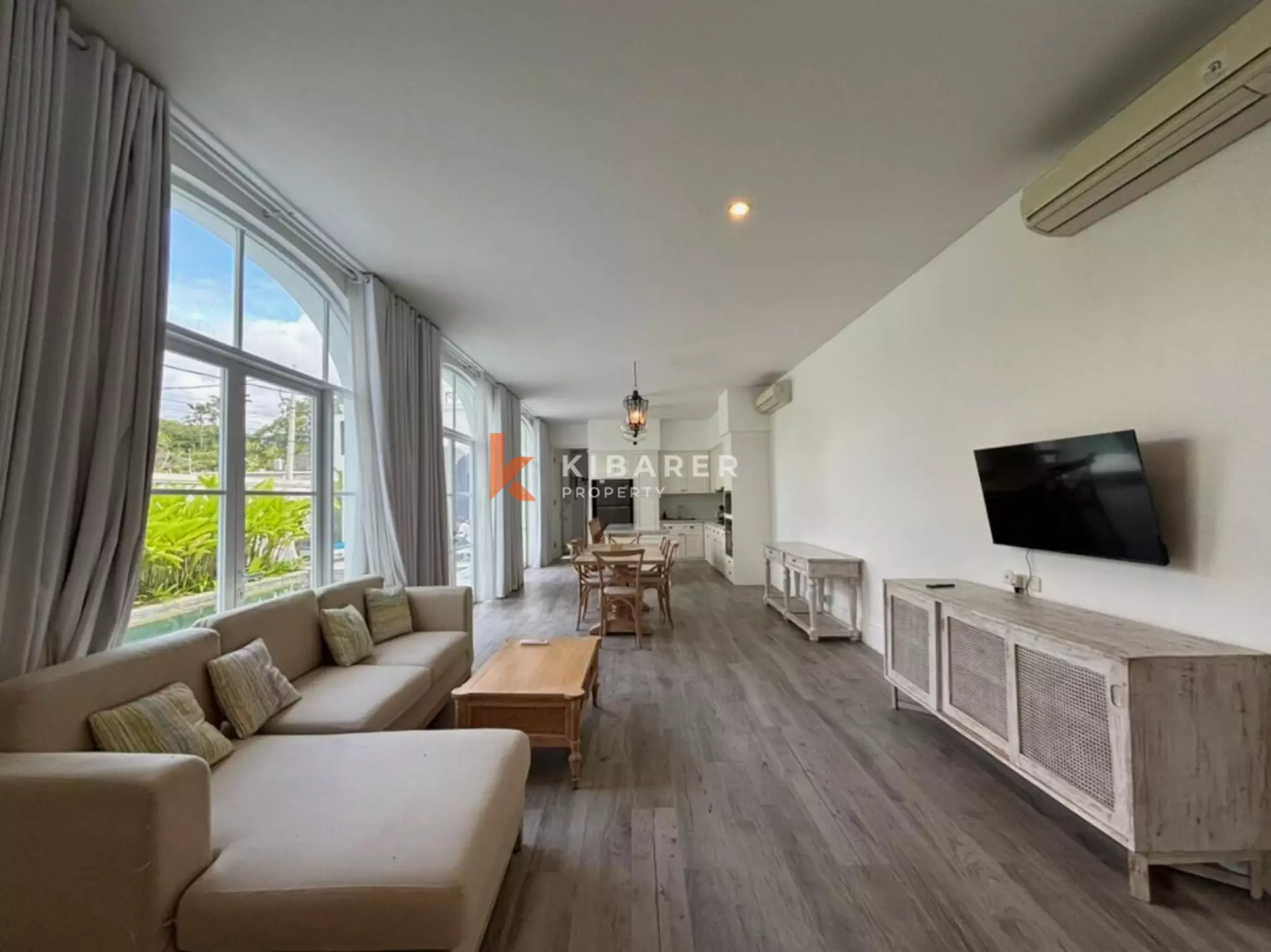 Villa blanche de rêve de trois chambres à quelques minutes de la plage de Canggu
