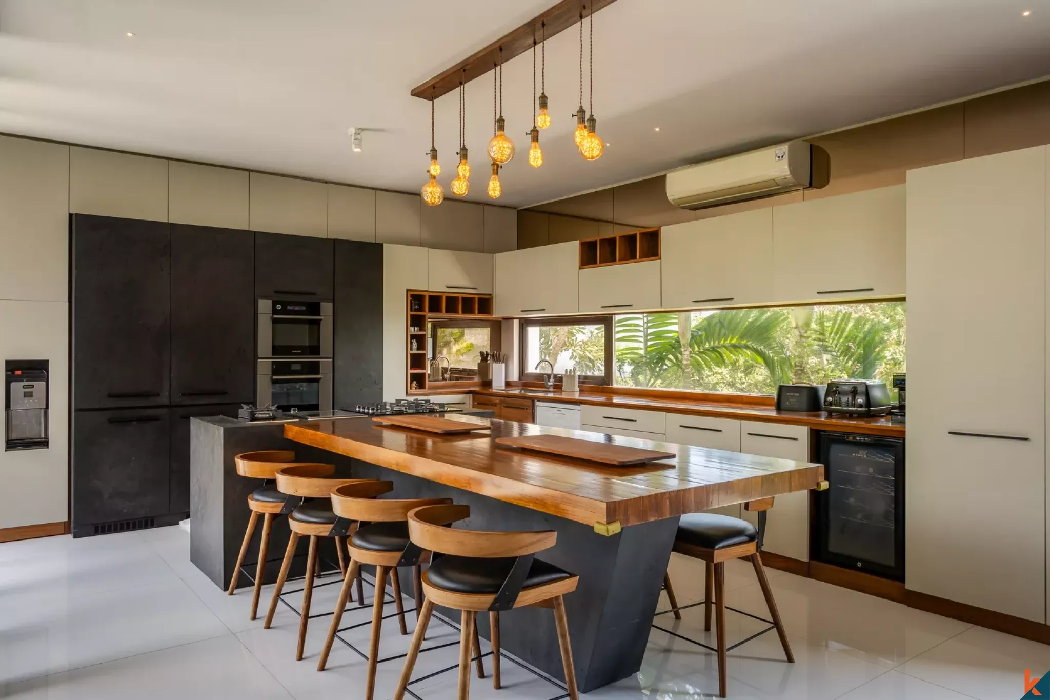 Luxurious Three Bedrooms Villa with Ocean Views for Sale in Pecatu