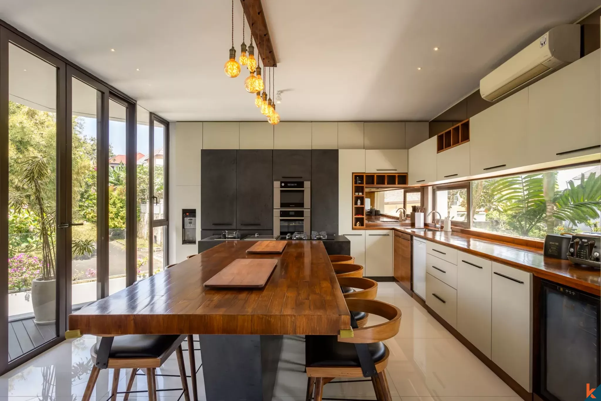 Luxurious Three Bedrooms Villa with Ocean Views for Sale in Pecatu