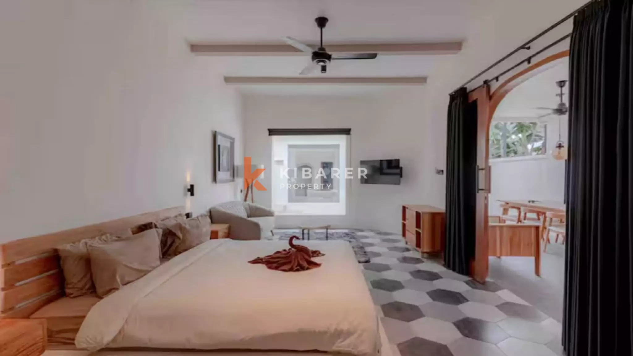 Villa Junior Suite Tiga Kamar Tidur yang Stylish dengan Area Outdoor sunken di Canggu