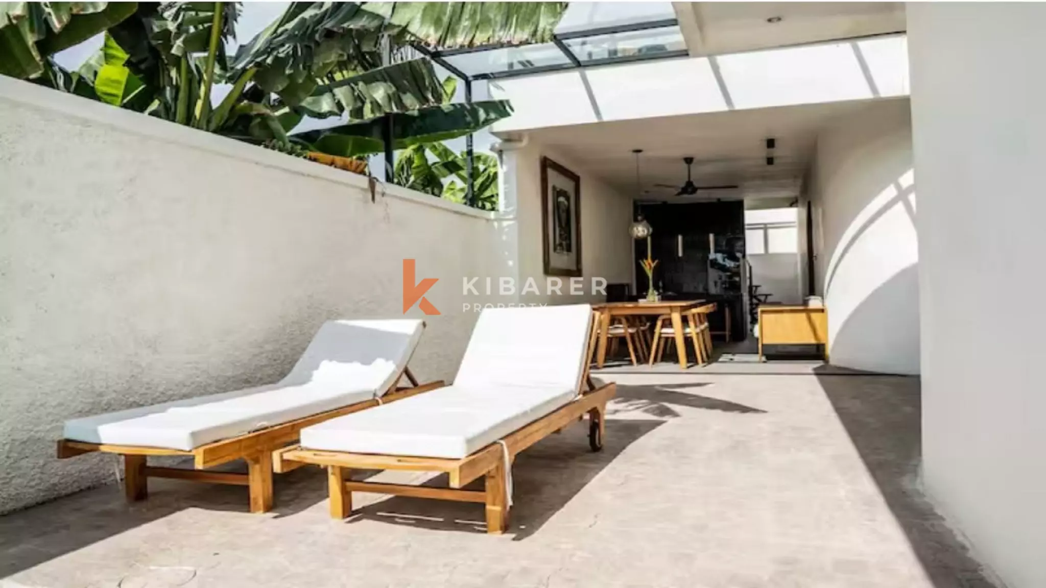 Villa Junior Suite Tiga Kamar Tidur yang Stylish dengan Area Outdoor sunken di Canggu