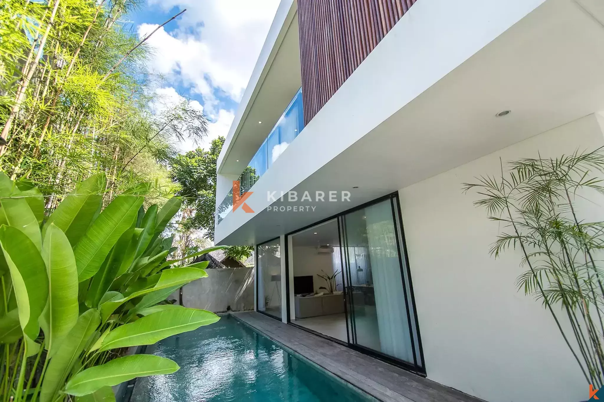 Villa Tiga Kamar Tidur dengan Desain Tropis Perkotaan di Area Umalas yang Bergengsi