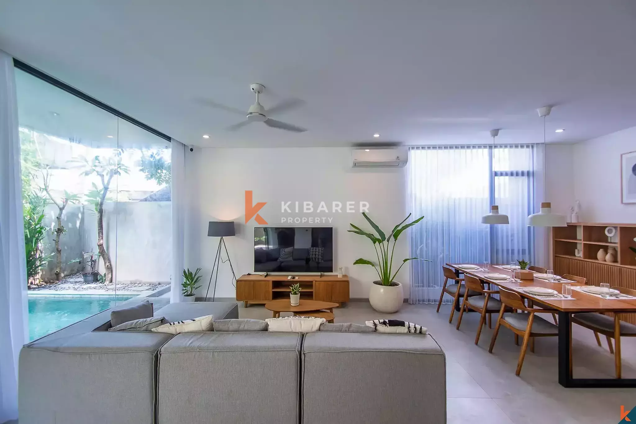 Villa Tiga Kamar Tidur dengan Desain Tropis Perkotaan di Area Umalas yang Bergengsi