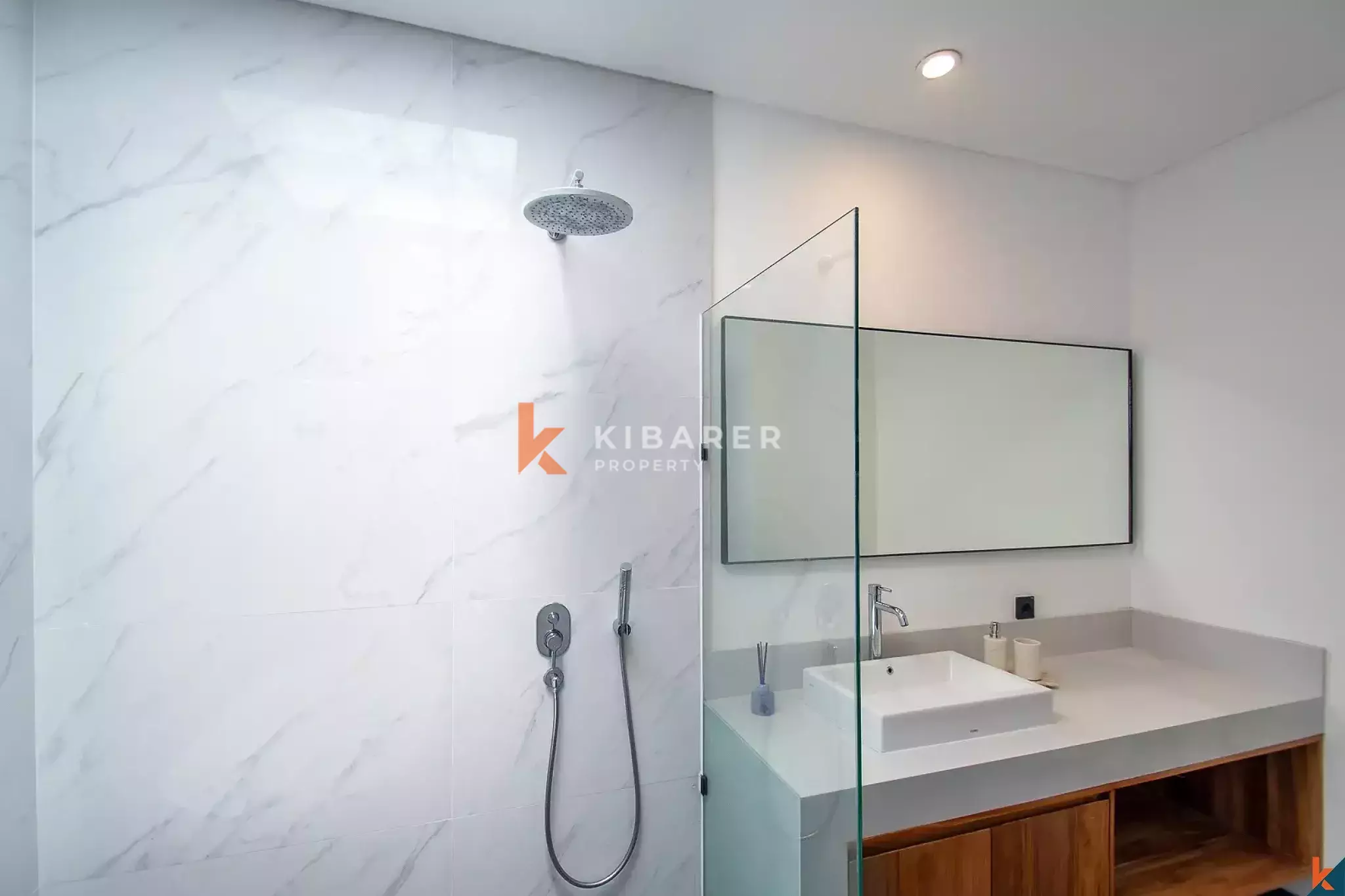 Villa Tiga Kamar Tidur dengan Desain Tropis Perkotaan di Area Umalas yang Bergengsi