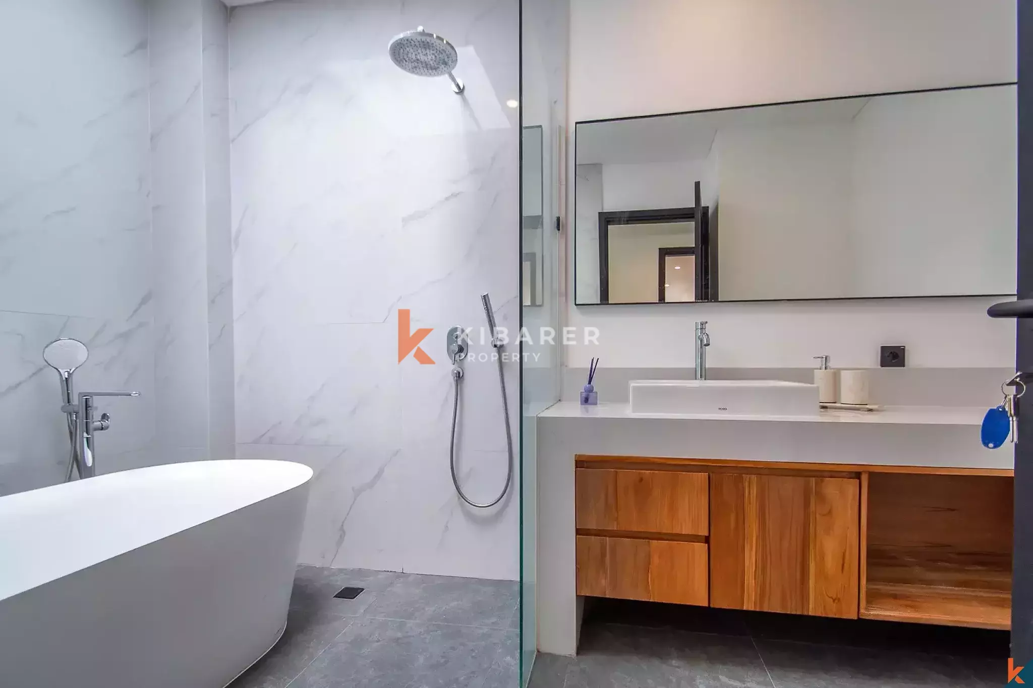 Villa Tiga Kamar Tidur dengan Desain Tropis Perkotaan di Area Umalas yang Bergengsi