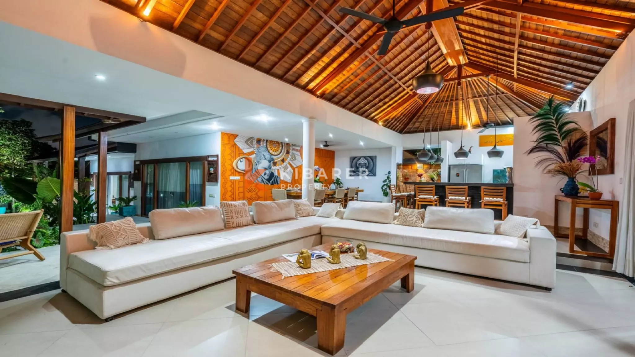 Spacieuse villa tropicale de quatre chambres avec salon ouvert près d'Umalas, Kerobokan
