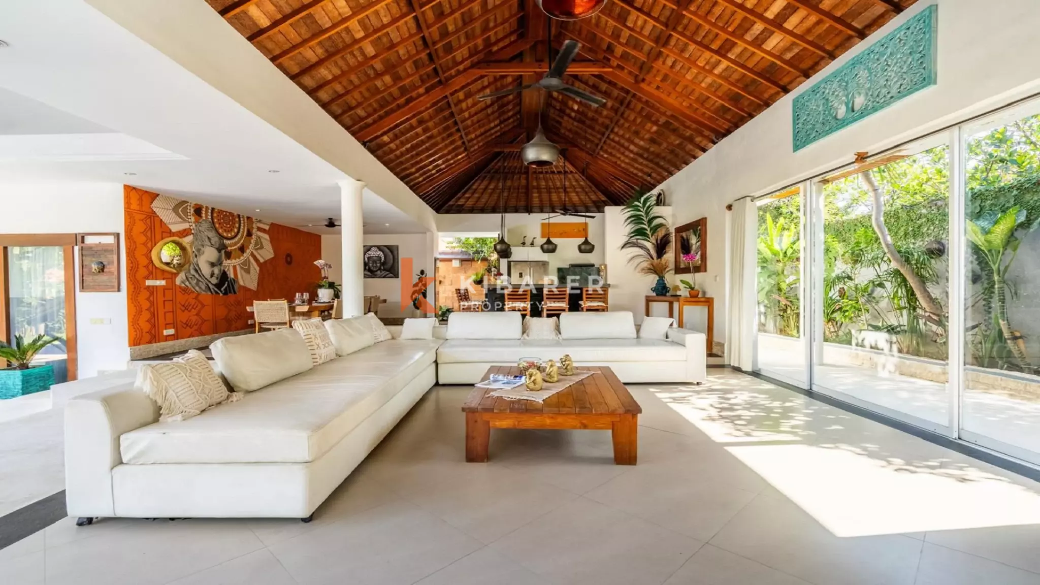 Spacieuse villa tropicale de quatre chambres avec salon ouvert près d'Umalas, Kerobokan