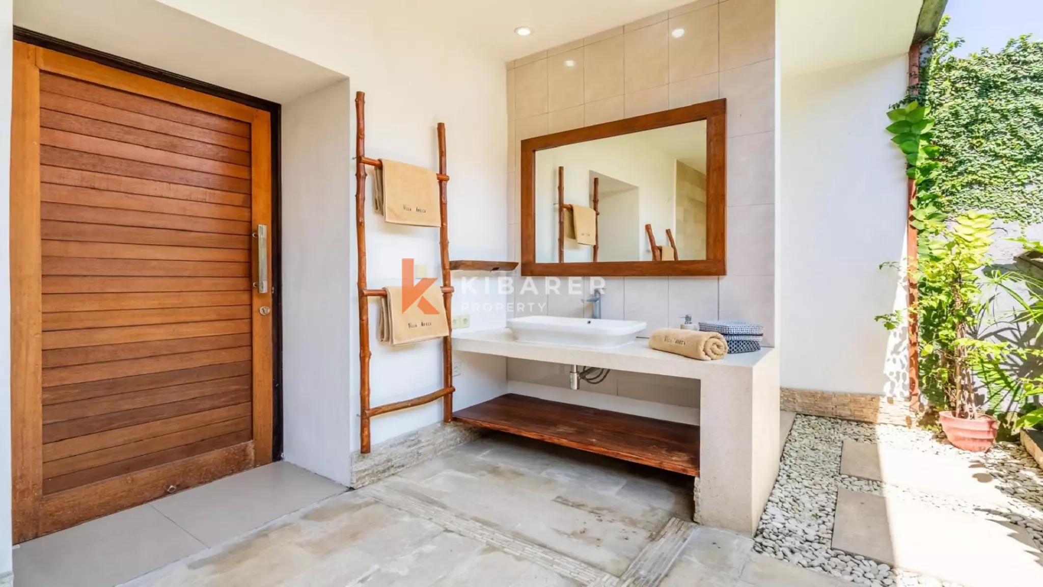 Spacieuse villa tropicale de quatre chambres avec salon ouvert près d'Umalas, Kerobokan