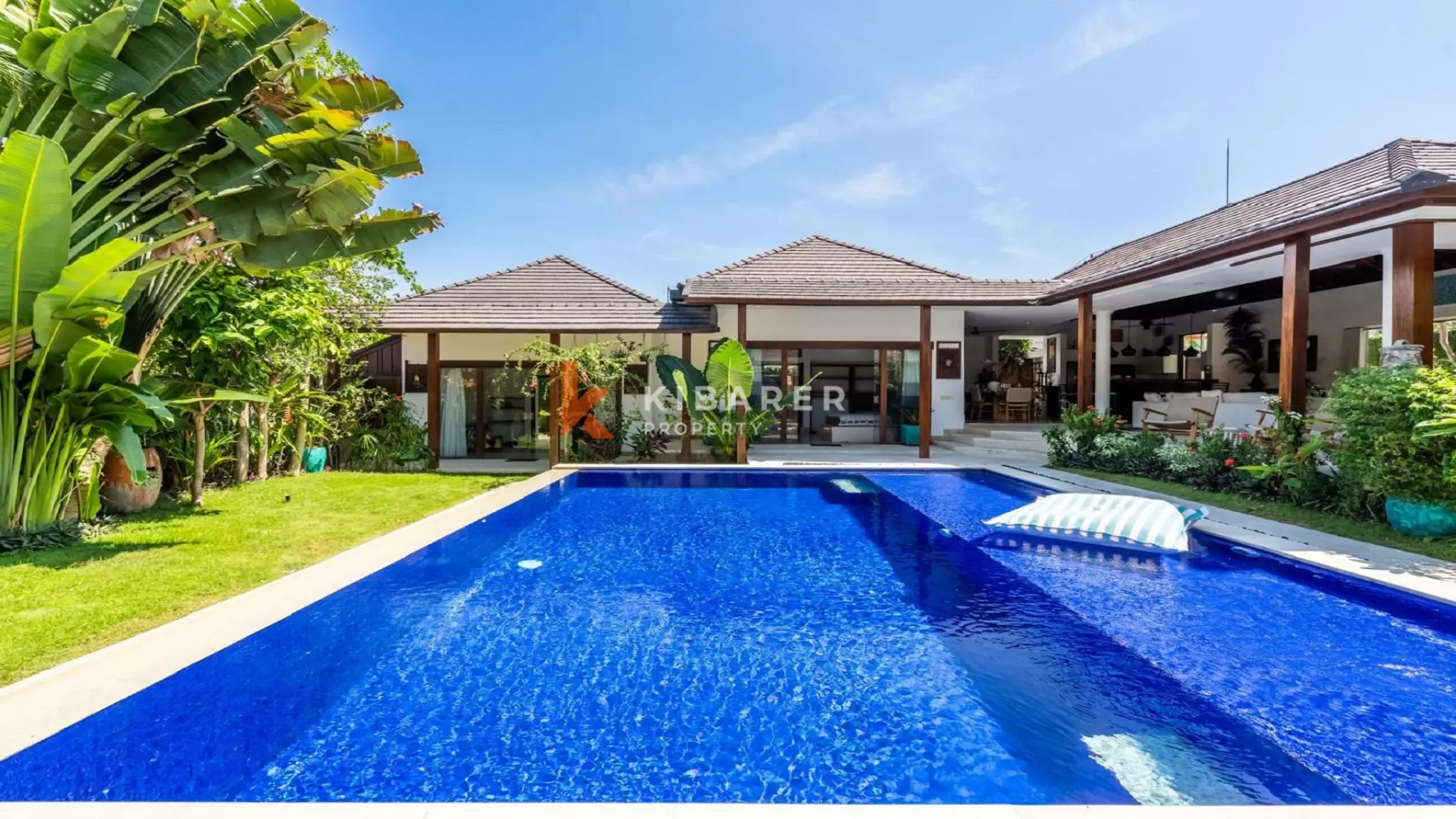 Spacieuse villa tropicale de quatre chambres avec salon ouvert près d'Umalas, Kerobokan
