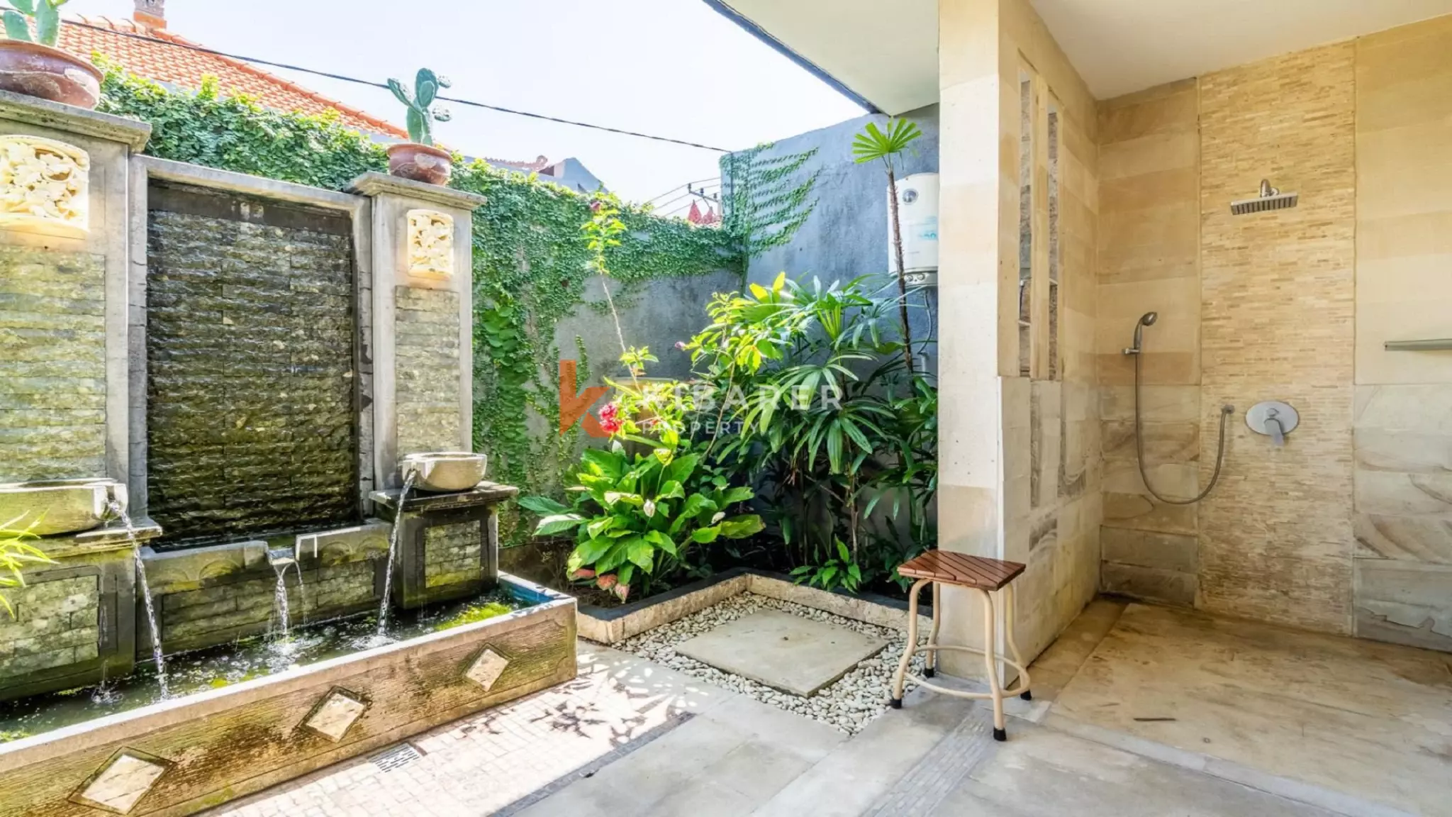Spacieuse villa tropicale de quatre chambres avec salon ouvert près d'Umalas, Kerobokan