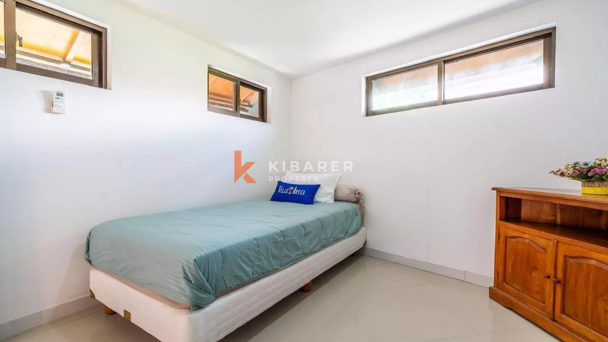 Spacieuse villa tropicale de quatre chambres avec salon ouvert près d'Umalas, Kerobokan