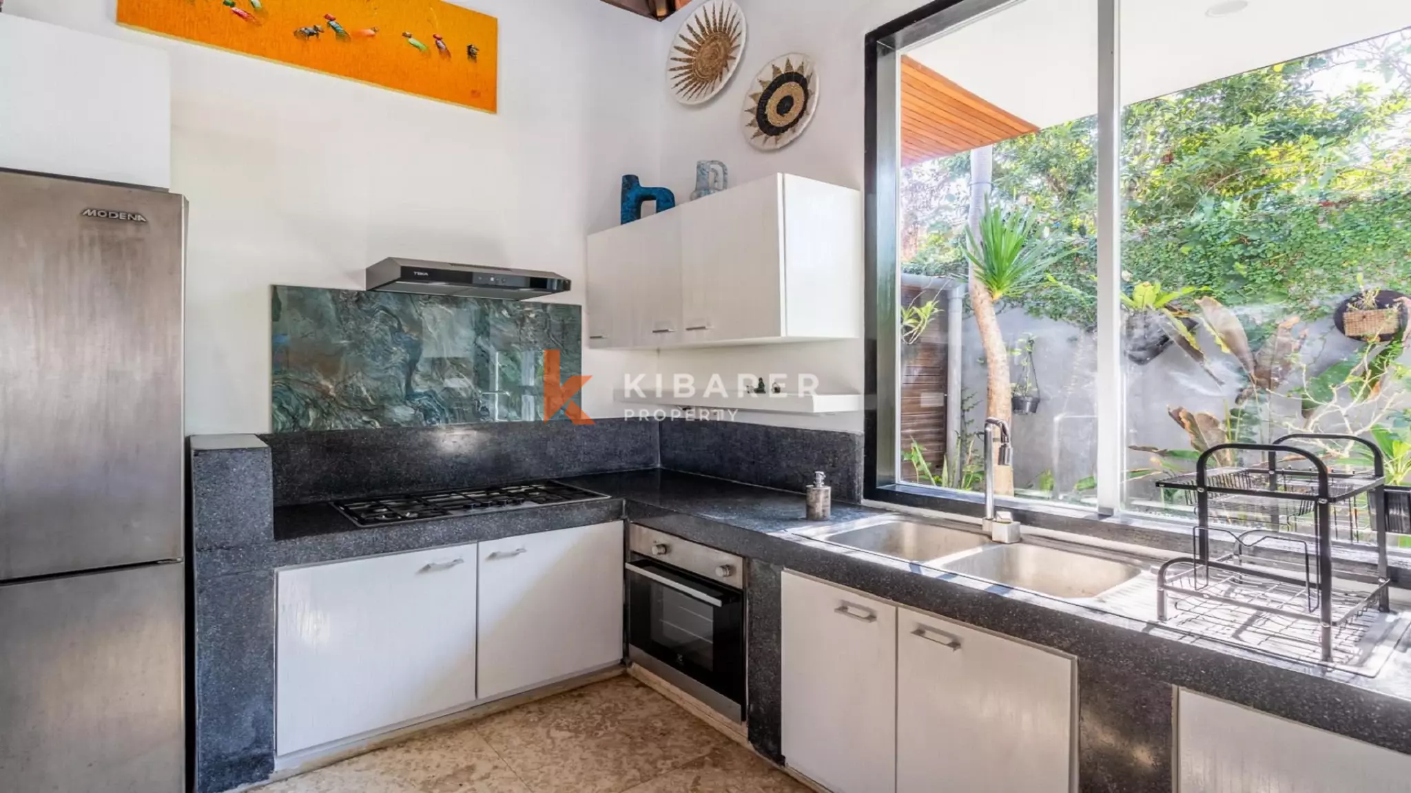 Spacieuse villa tropicale de quatre chambres avec salon ouvert près d'Umalas, Kerobokan