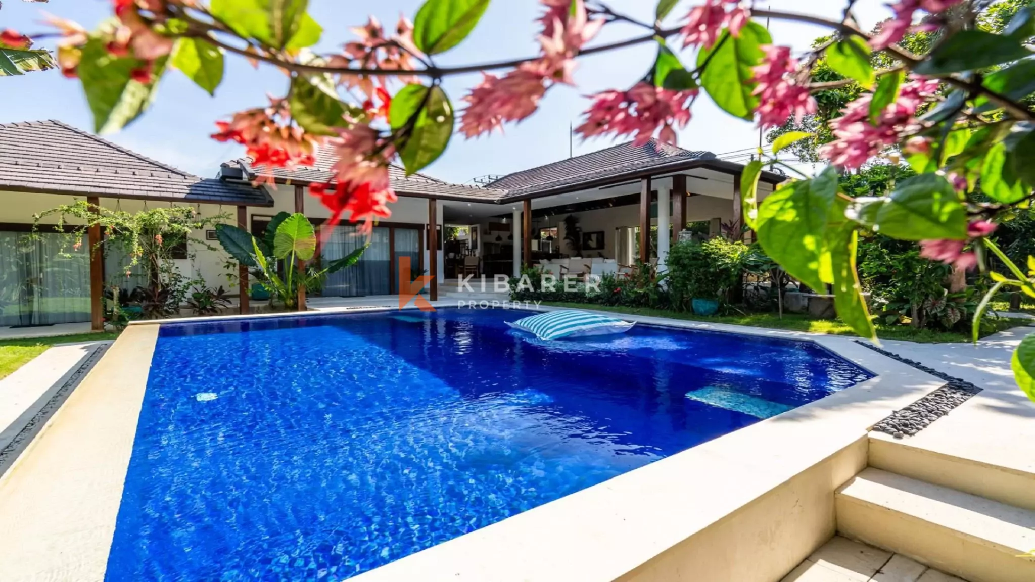 Spacieuse villa tropicale de quatre chambres avec salon ouvert près d'Umalas, Kerobokan