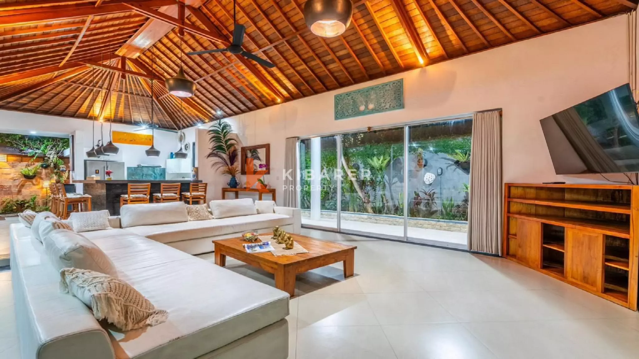 Spacieuse villa tropicale de quatre chambres avec salon ouvert près d'Umalas, Kerobokan