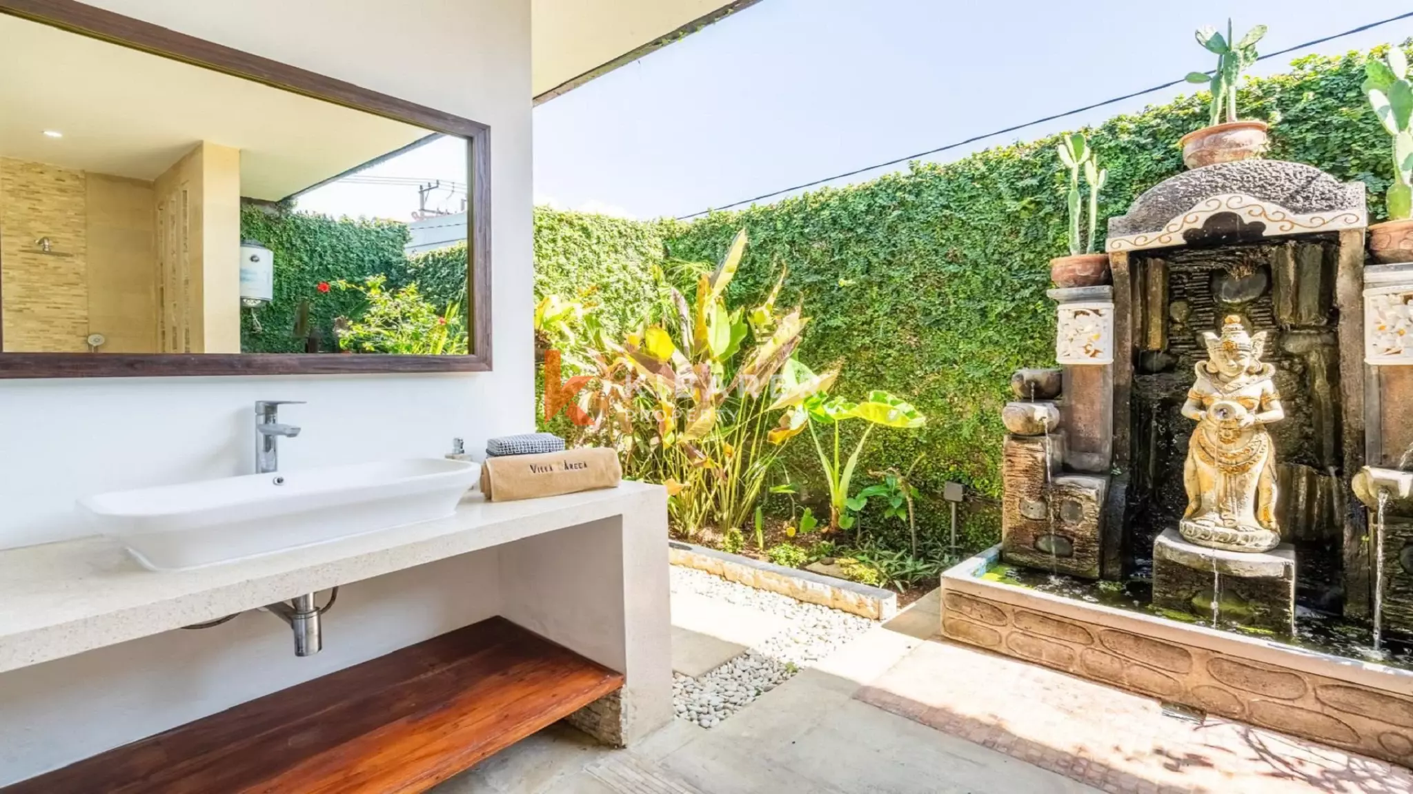 Spacieuse villa tropicale de quatre chambres avec salon ouvert près d'Umalas, Kerobokan