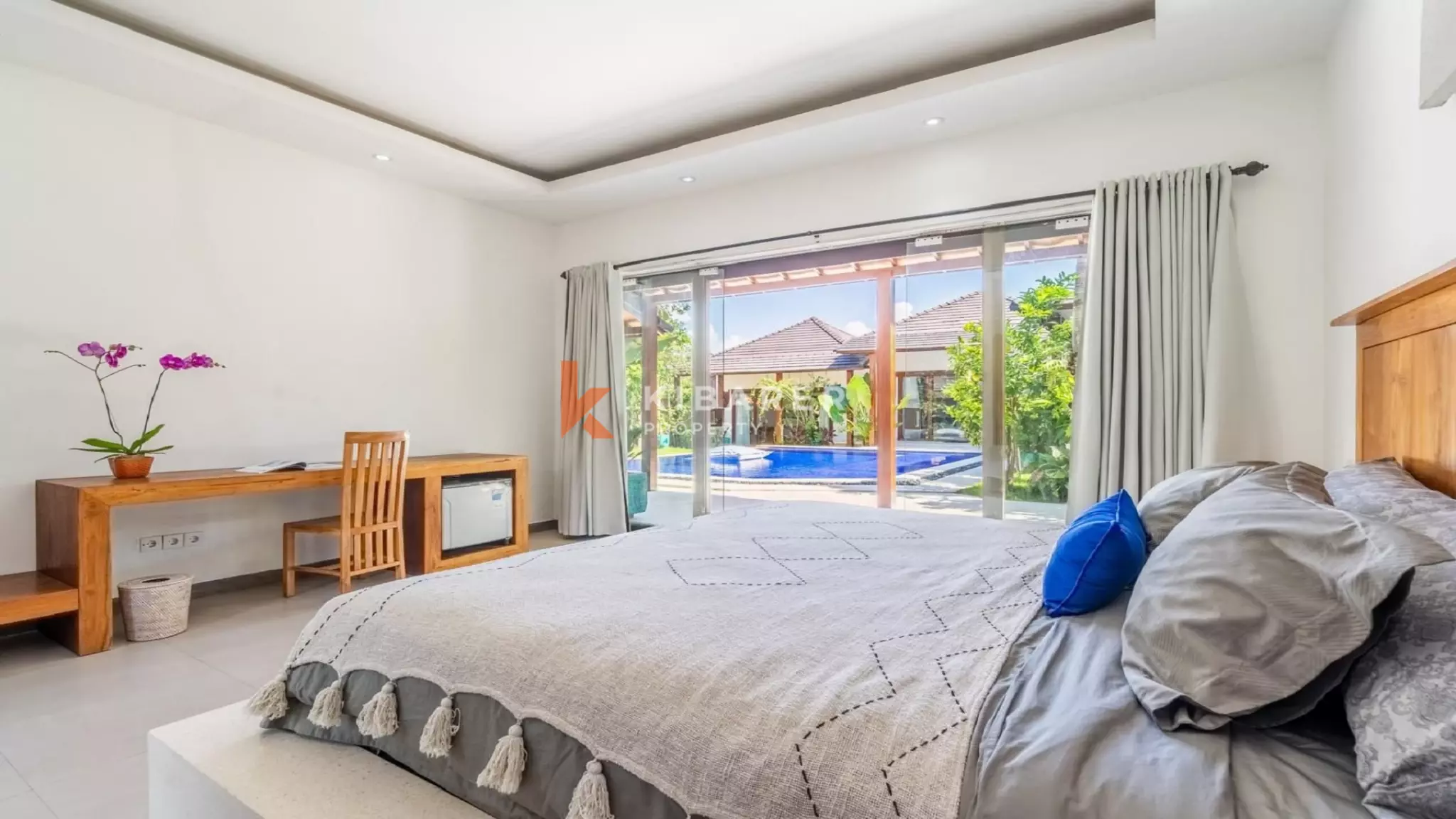 Spacieuse villa tropicale de quatre chambres avec salon ouvert près d'Umalas, Kerobokan
