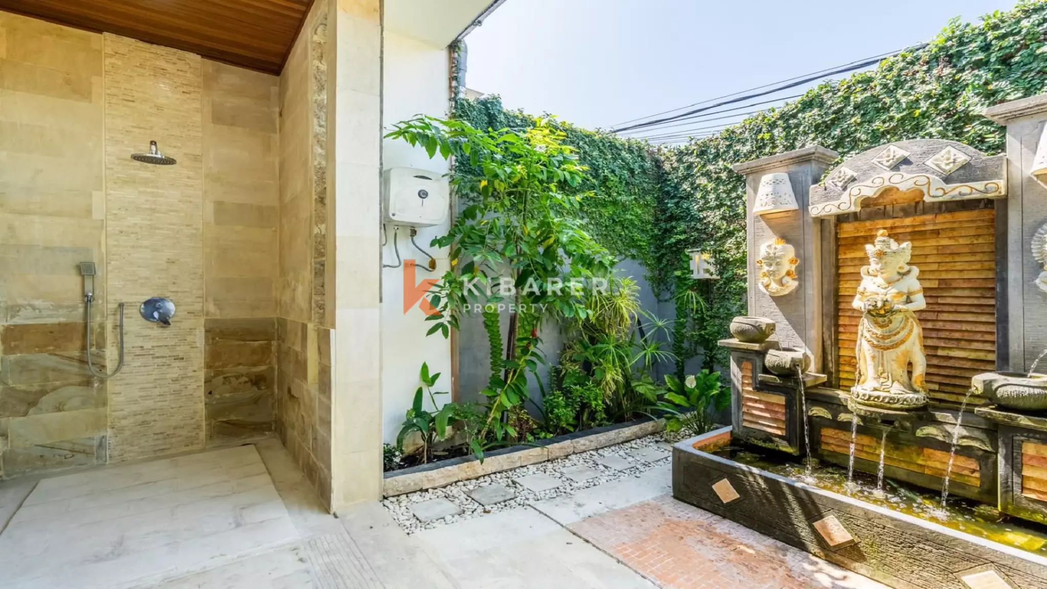 Spacieuse villa tropicale de quatre chambres avec salon ouvert près d'Umalas, Kerobokan