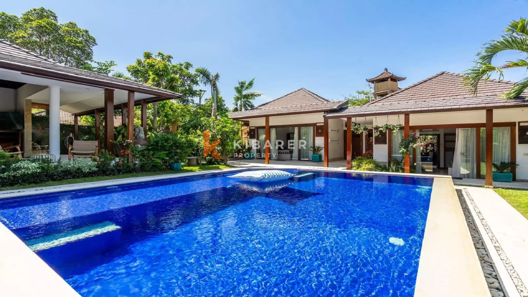 Spacieuse villa tropicale de quatre chambres avec salon ouvert près d'Umalas, Kerobokan