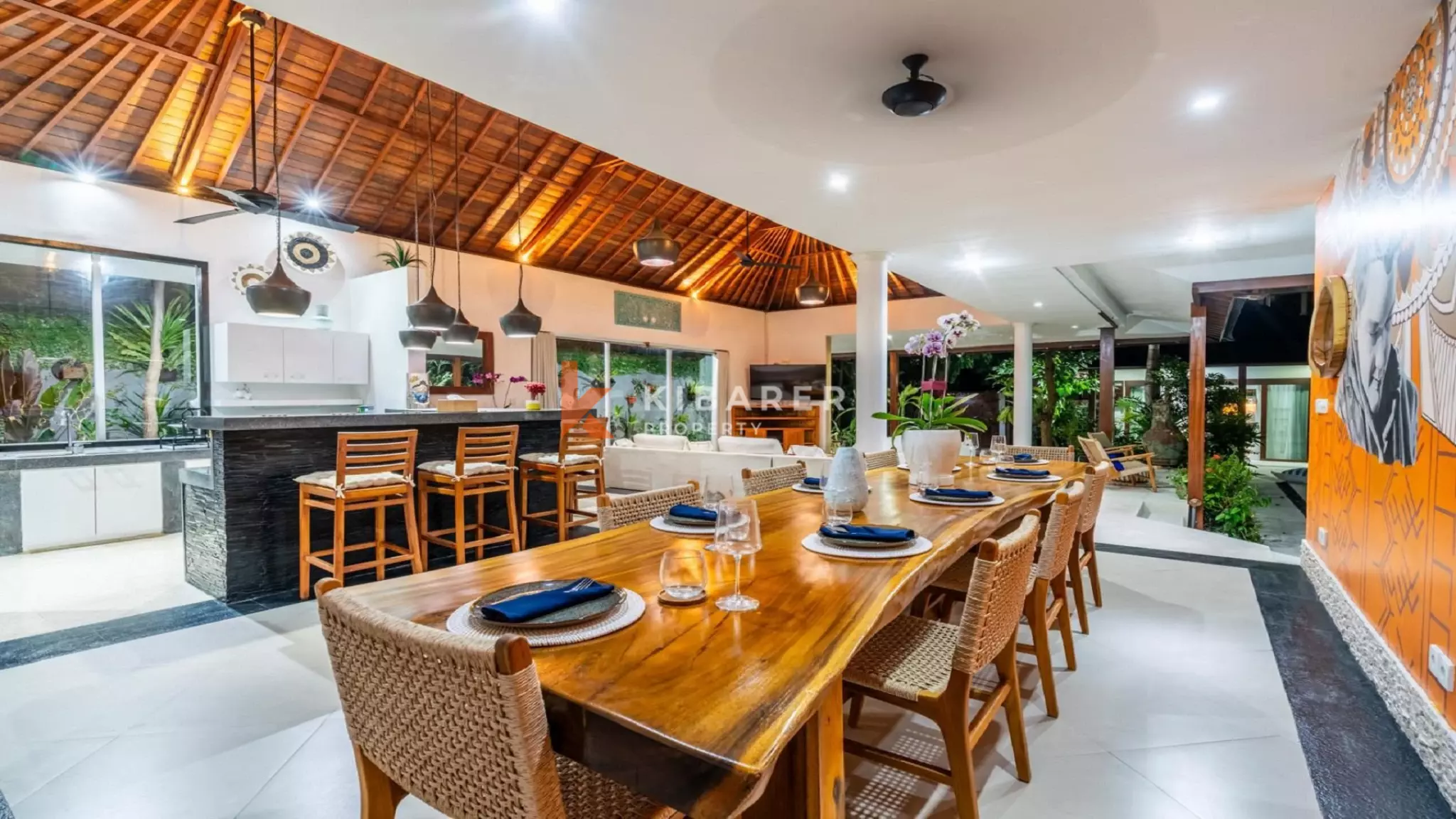 Spacieuse villa tropicale de quatre chambres avec salon ouvert près d'Umalas, Kerobokan