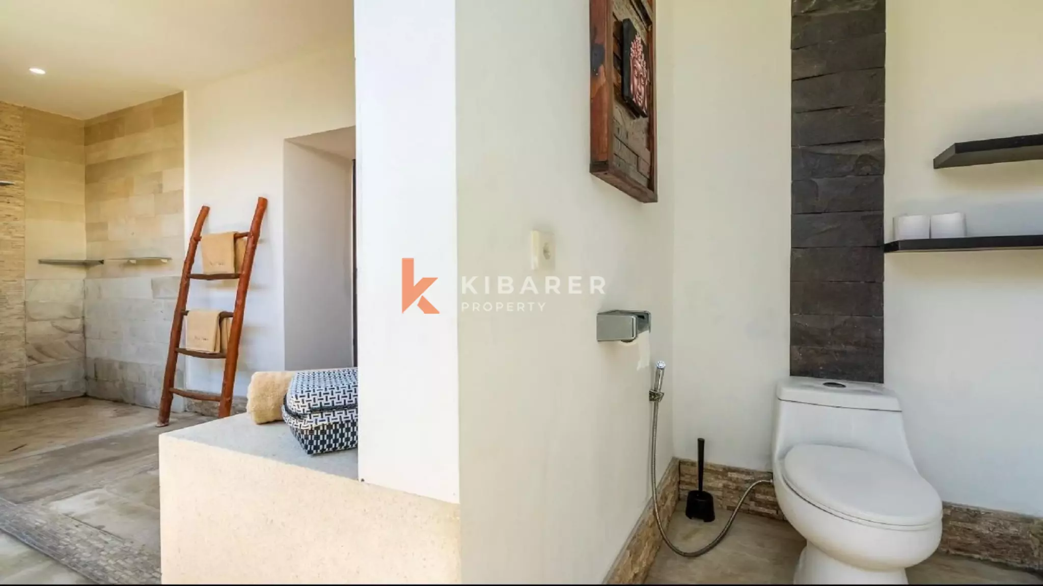 Spacieuse villa tropicale de quatre chambres avec salon ouvert près d'Umalas, Kerobokan