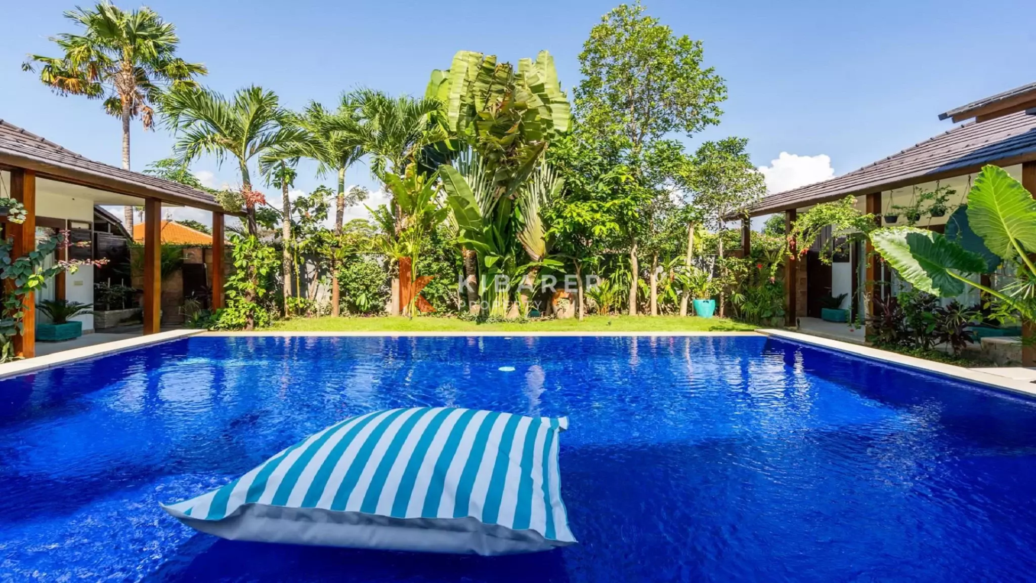 Spacieuse villa tropicale de quatre chambres avec salon ouvert près d'Umalas, Kerobokan