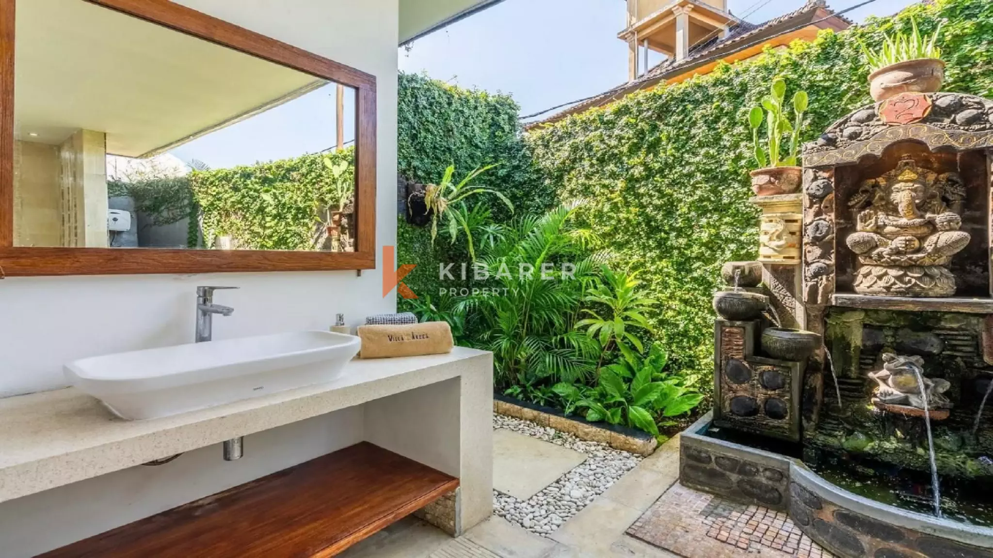 Spacieuse villa tropicale de quatre chambres avec salon ouvert près d'Umalas, Kerobokan