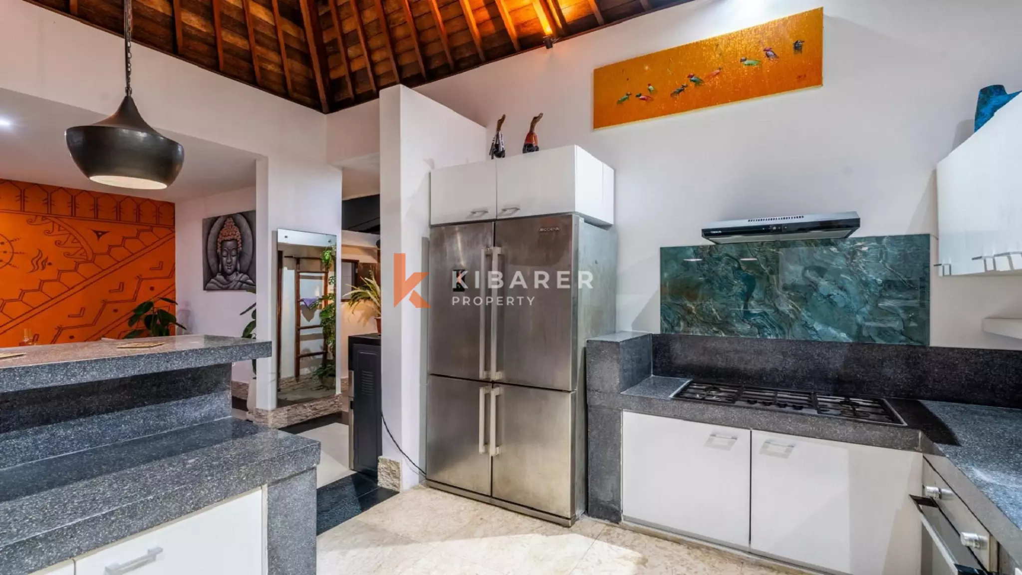 Spacieuse villa tropicale de quatre chambres avec salon ouvert près d'Umalas, Kerobokan