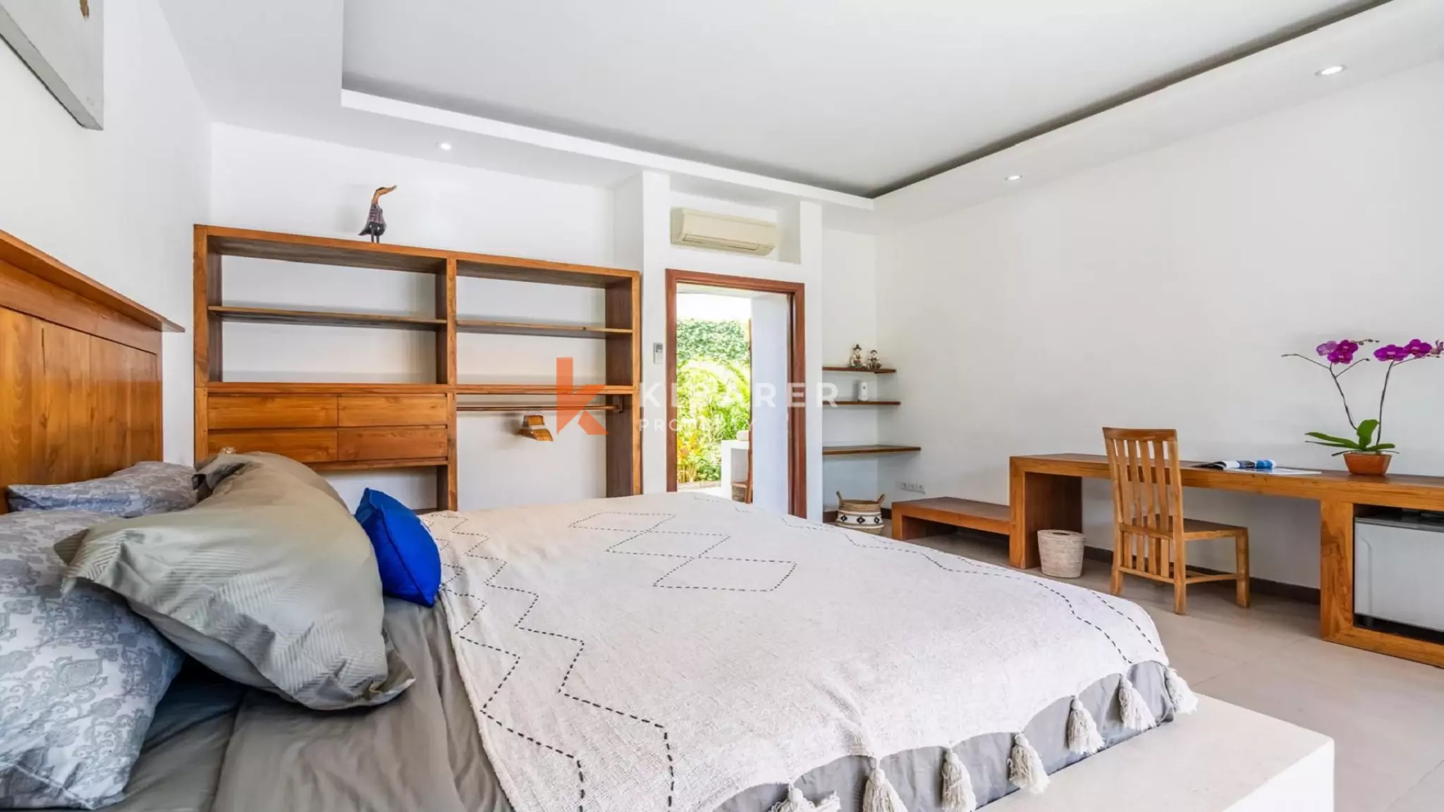 Spacieuse villa tropicale de quatre chambres avec salon ouvert près d'Umalas, Kerobokan