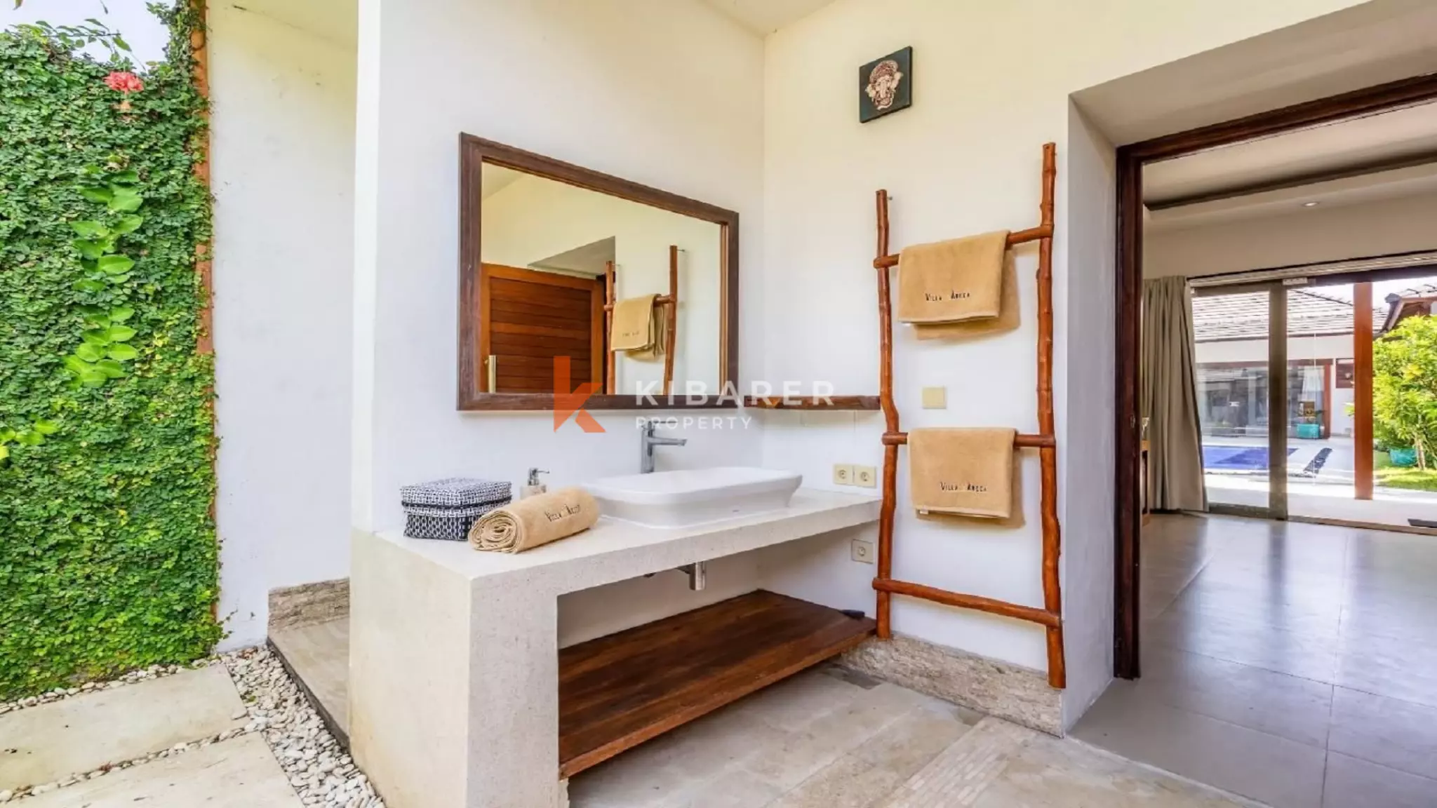 Spacieuse villa tropicale de quatre chambres avec salon ouvert près d'Umalas, Kerobokan