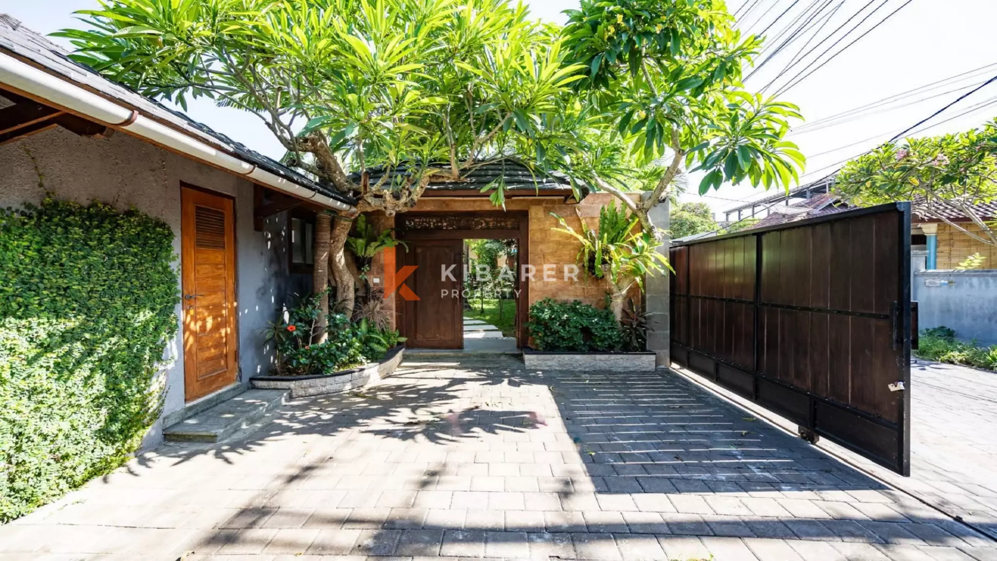 Spacieuse villa tropicale de quatre chambres avec salon ouvert près d'Umalas, Kerobokan