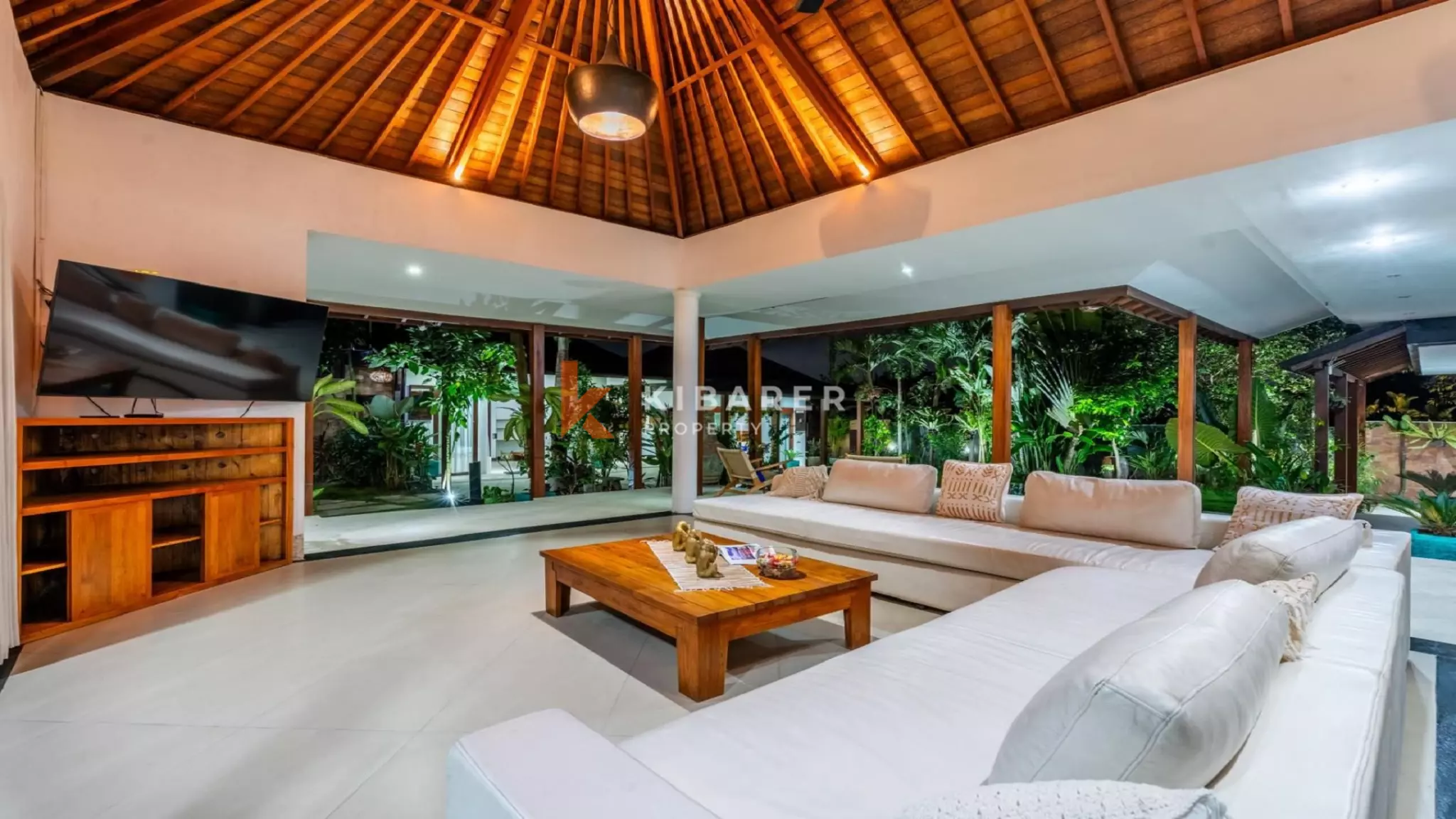 Spacieuse villa tropicale de quatre chambres avec salon ouvert près d'Umalas, Kerobokan