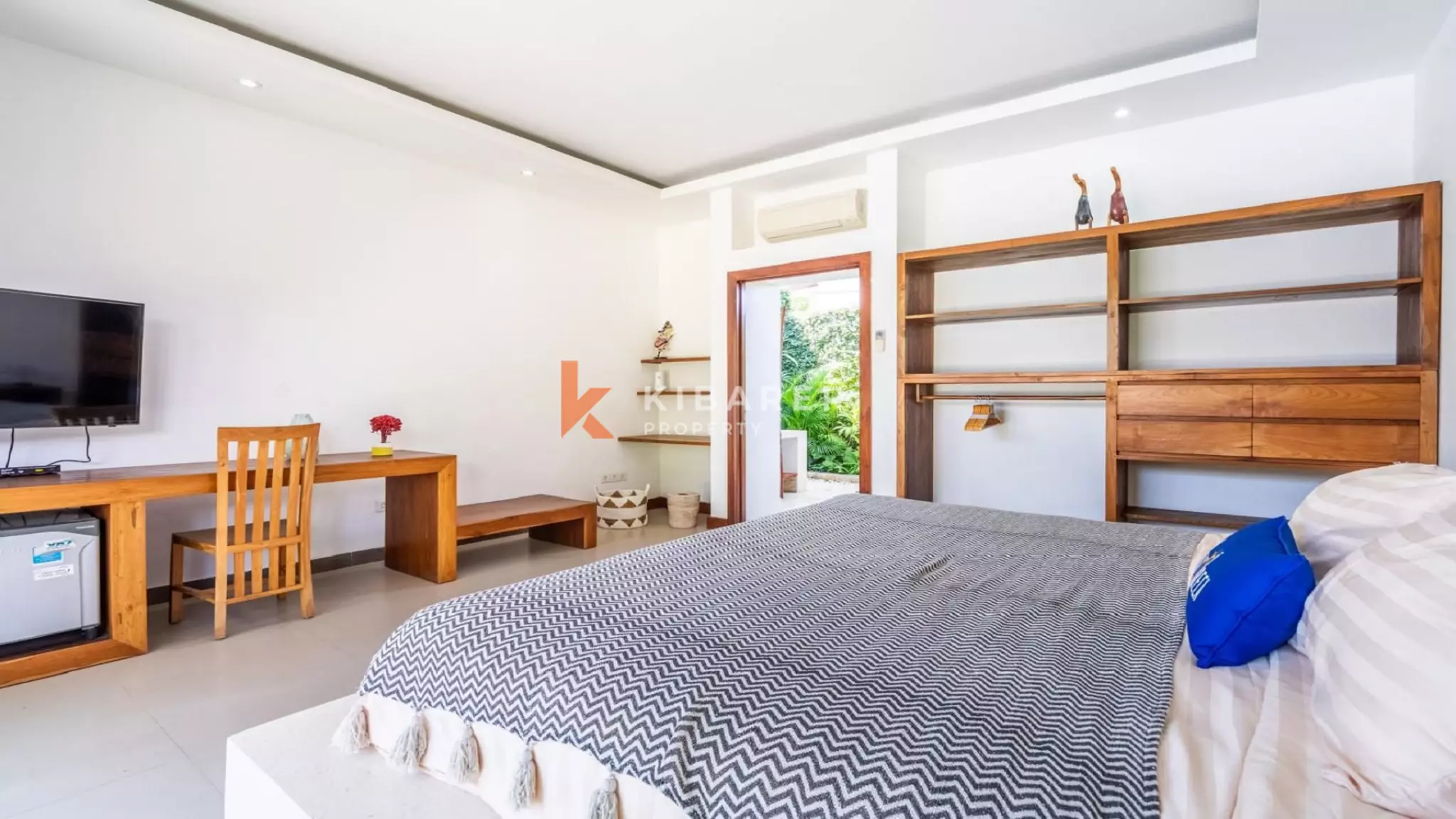 Spacieuse villa tropicale de quatre chambres avec salon ouvert près d'Umalas, Kerobokan