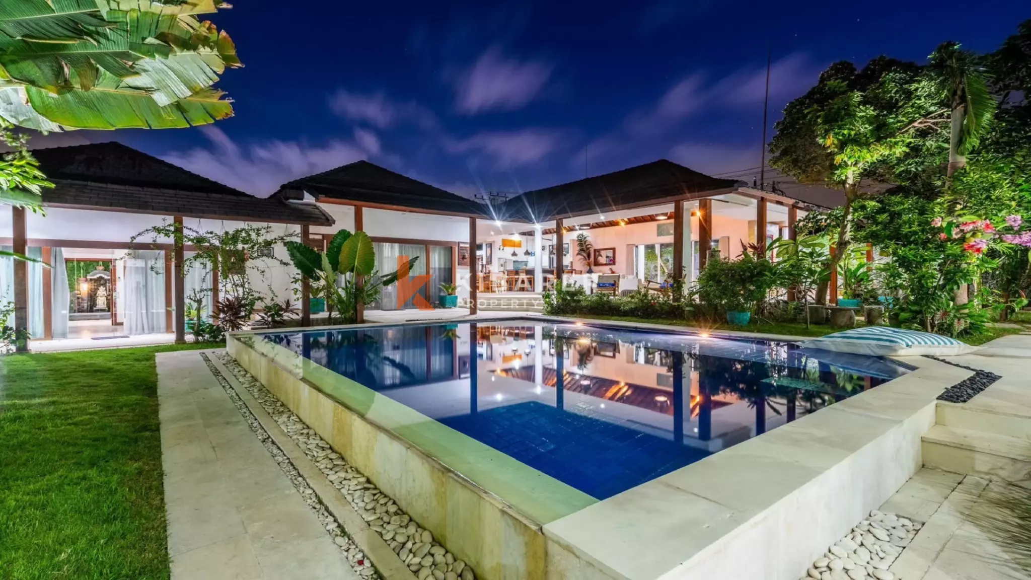 Spacieuse villa tropicale de quatre chambres avec salon ouvert près d'Umalas, Kerobokan