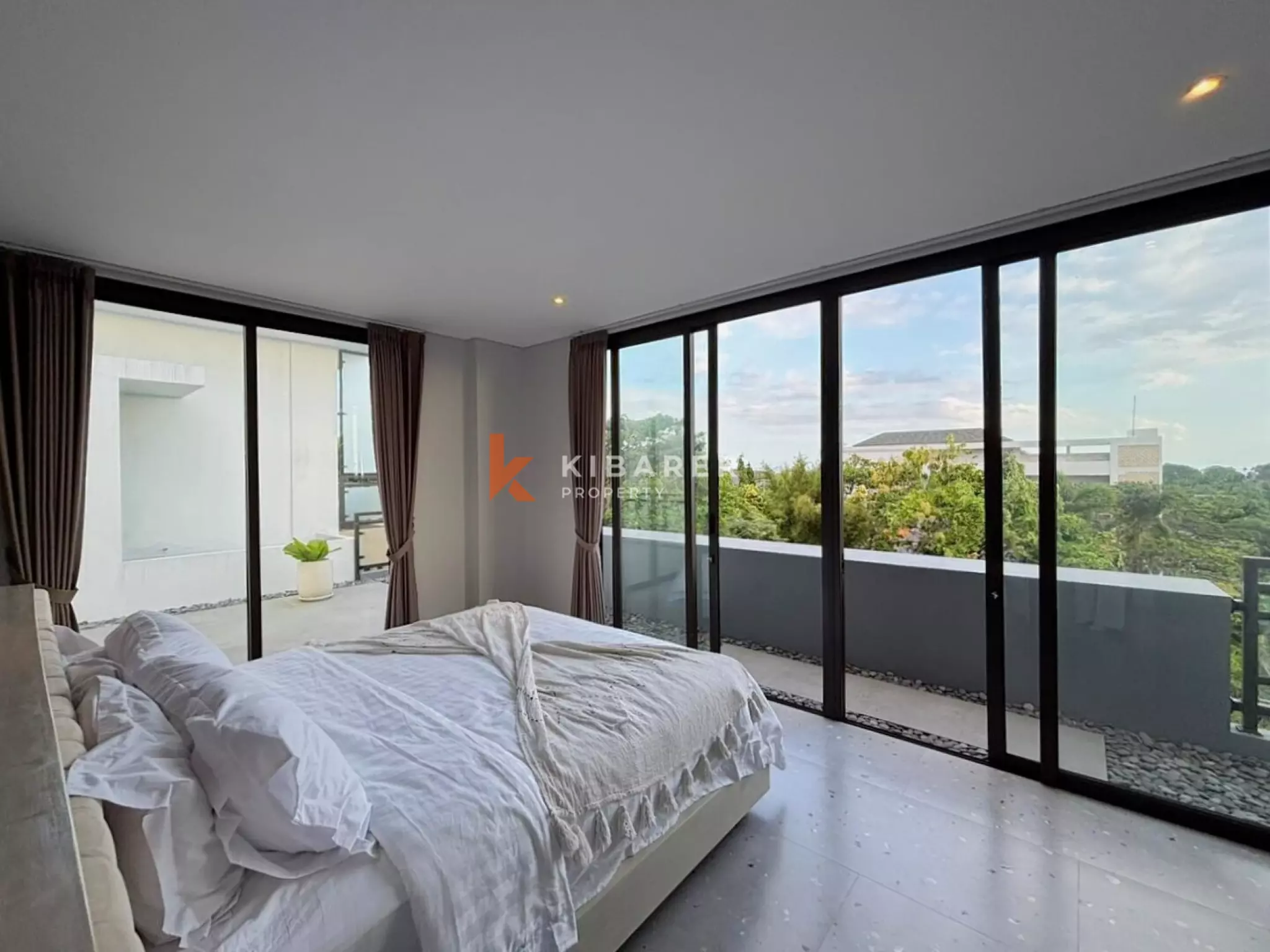 Vila Townhouse Tiga Kamar Tidur Bergaya di Dekat Berawa, Lokasi Terbaik