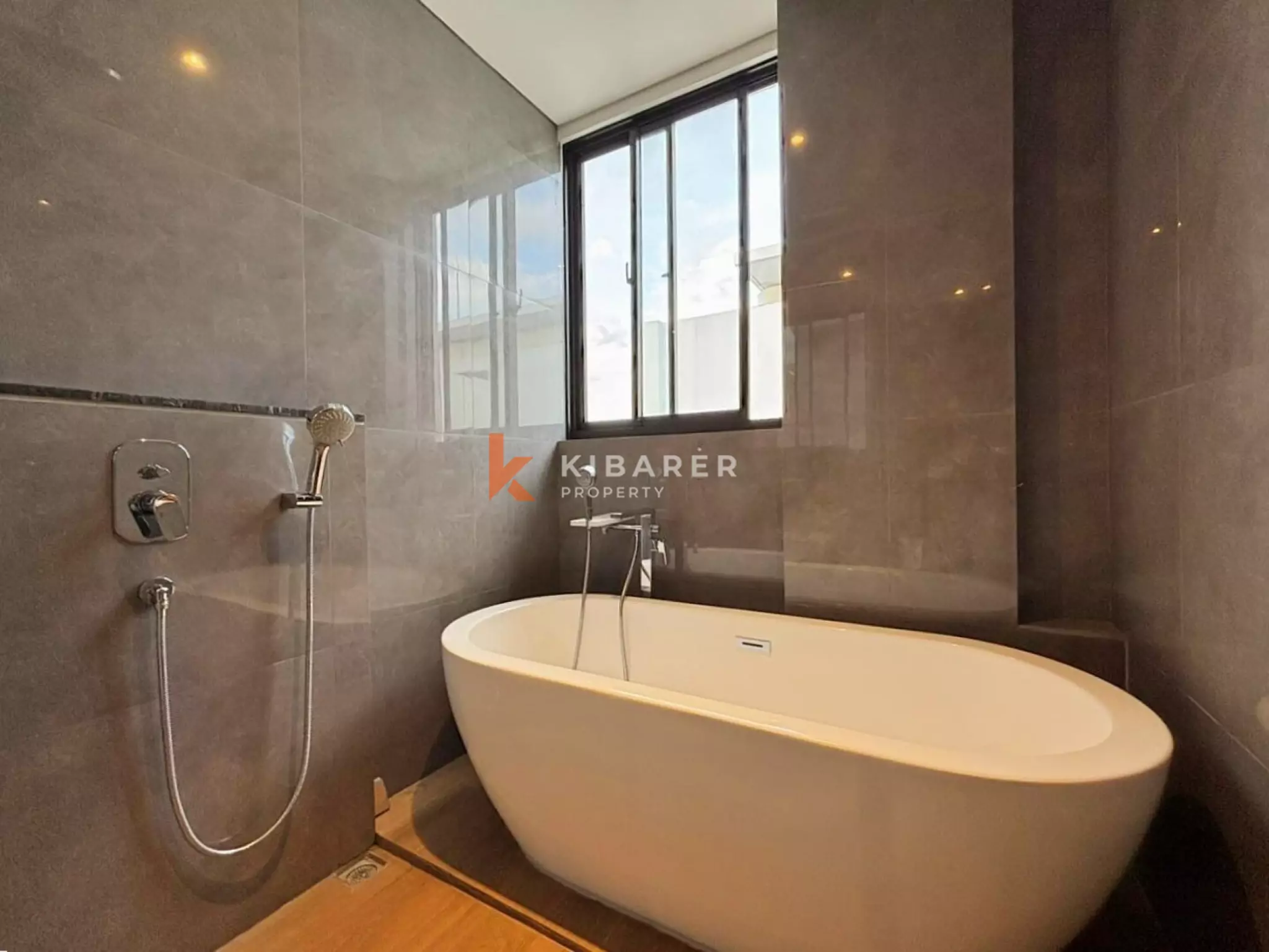 Vila Townhouse Tiga Kamar Tidur Bergaya di Dekat Berawa, Lokasi Terbaik