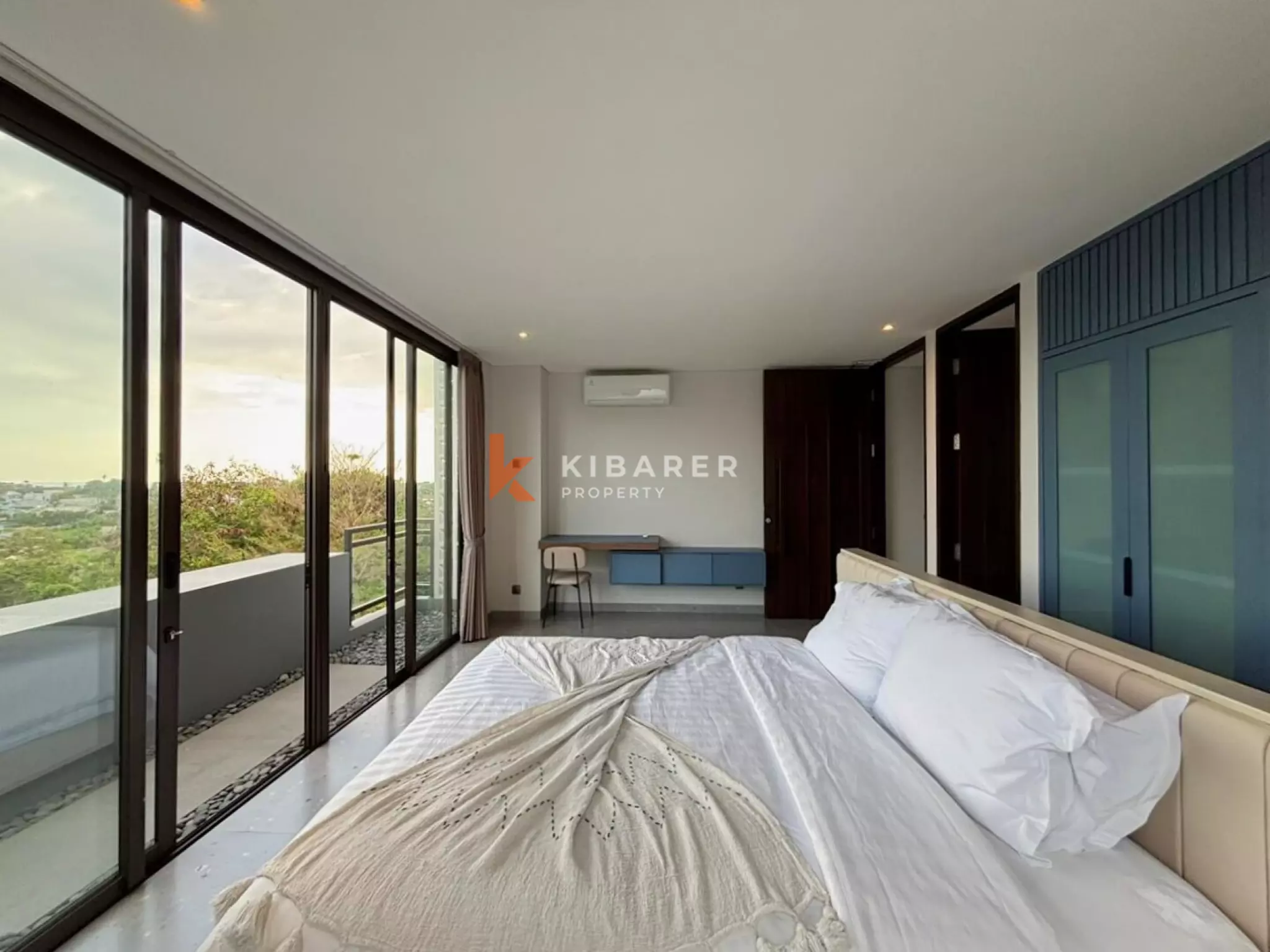 Vila Townhouse Tiga Kamar Tidur Bergaya di Dekat Berawa, Lokasi Terbaik