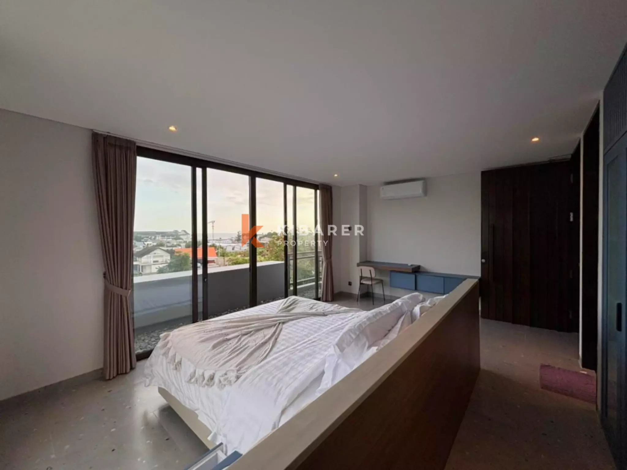 Vila Townhouse Tiga Kamar Tidur Bergaya di Dekat Berawa, Lokasi Terbaik