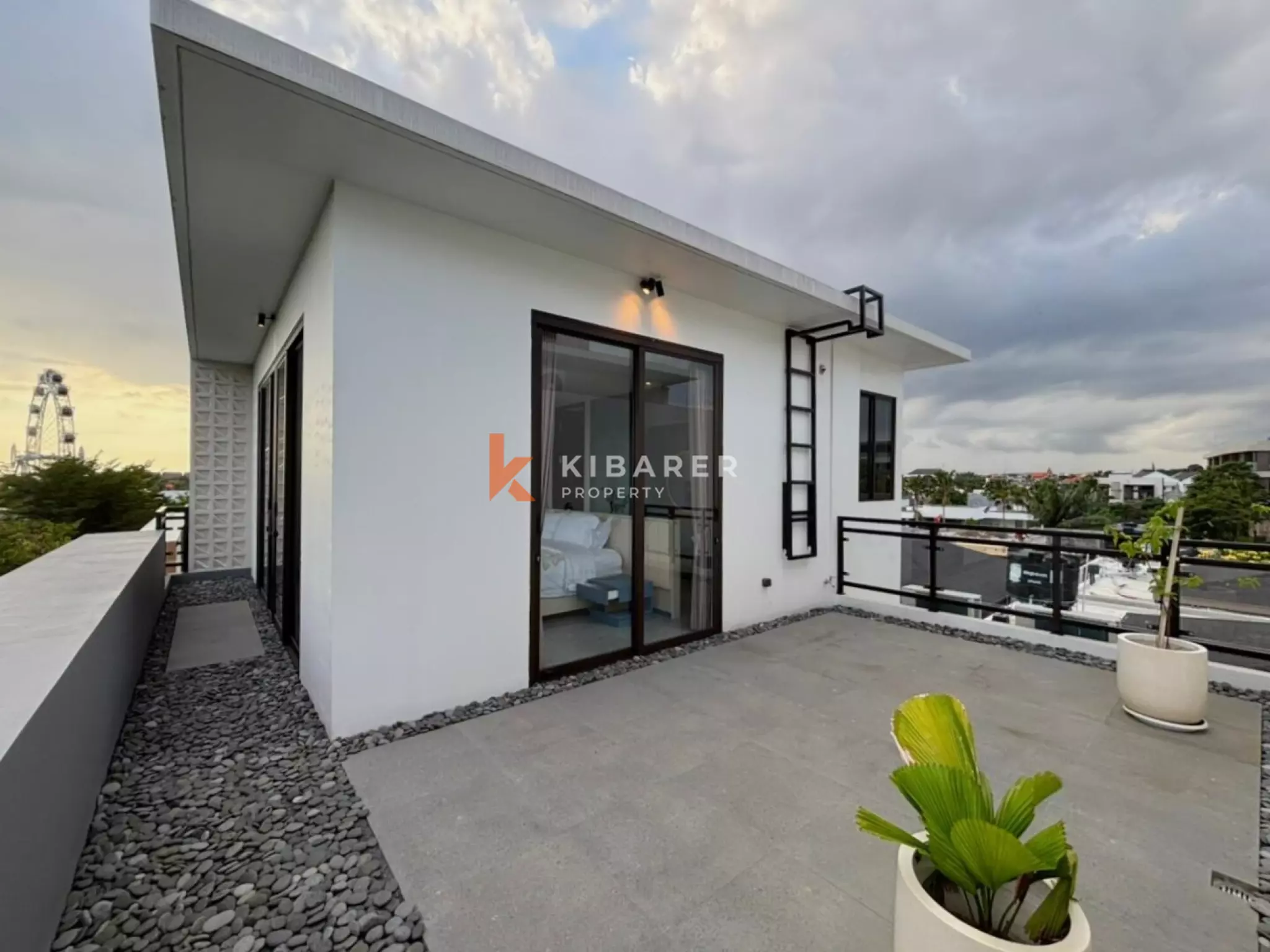 Vila Townhouse Tiga Kamar Tidur Bergaya di Dekat Berawa, Lokasi Terbaik