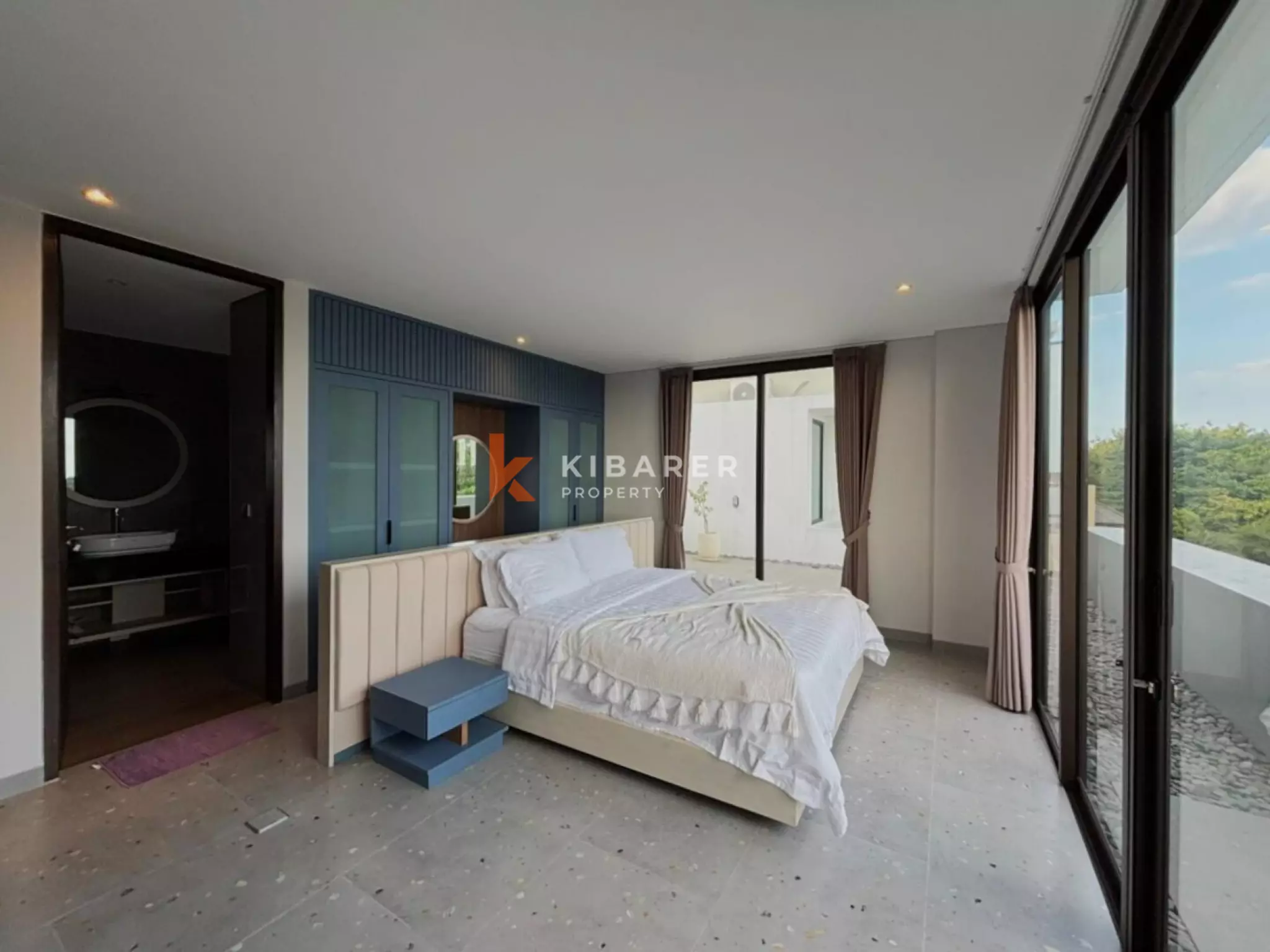 Vila Townhouse Tiga Kamar Tidur Bergaya di Dekat Berawa, Lokasi Terbaik