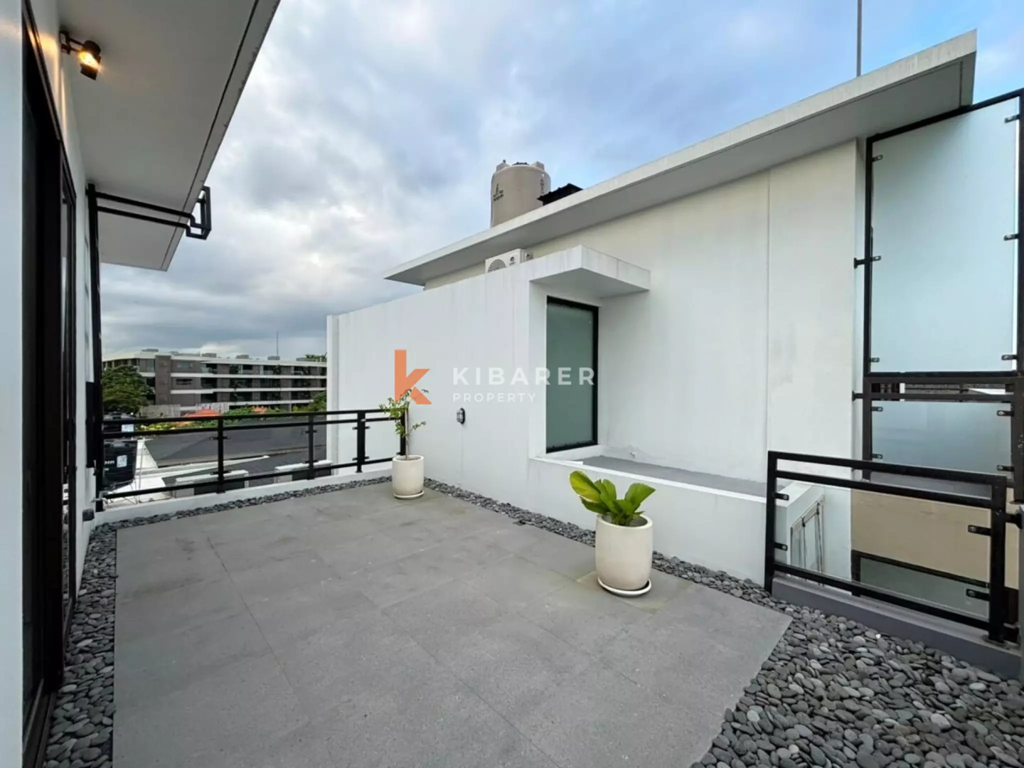 Vila Townhouse Tiga Kamar Tidur Bergaya di Dekat Berawa, Lokasi Terbaik