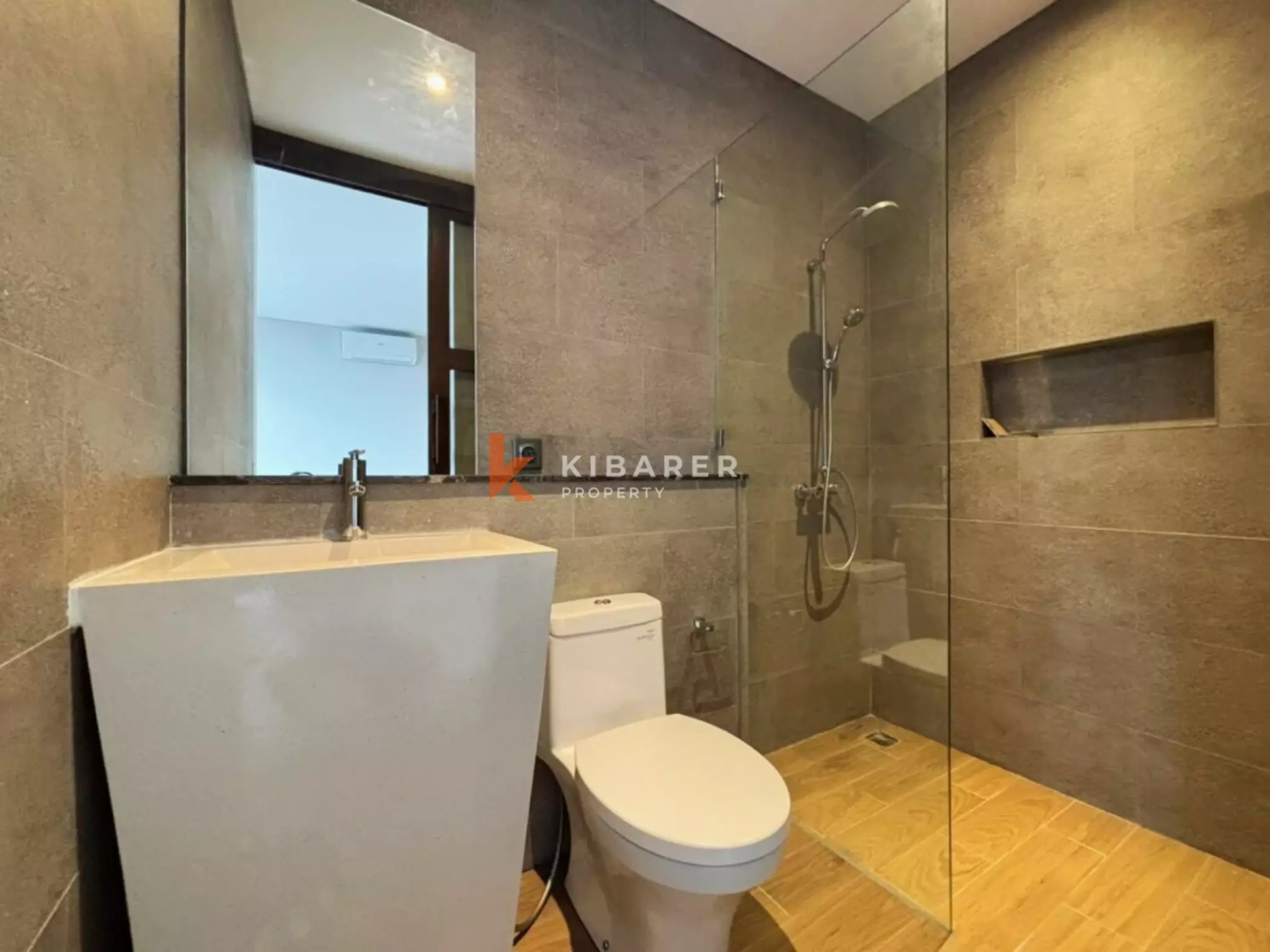 Vila Townhouse Tiga Kamar Tidur Bergaya di Dekat Berawa, Lokasi Terbaik