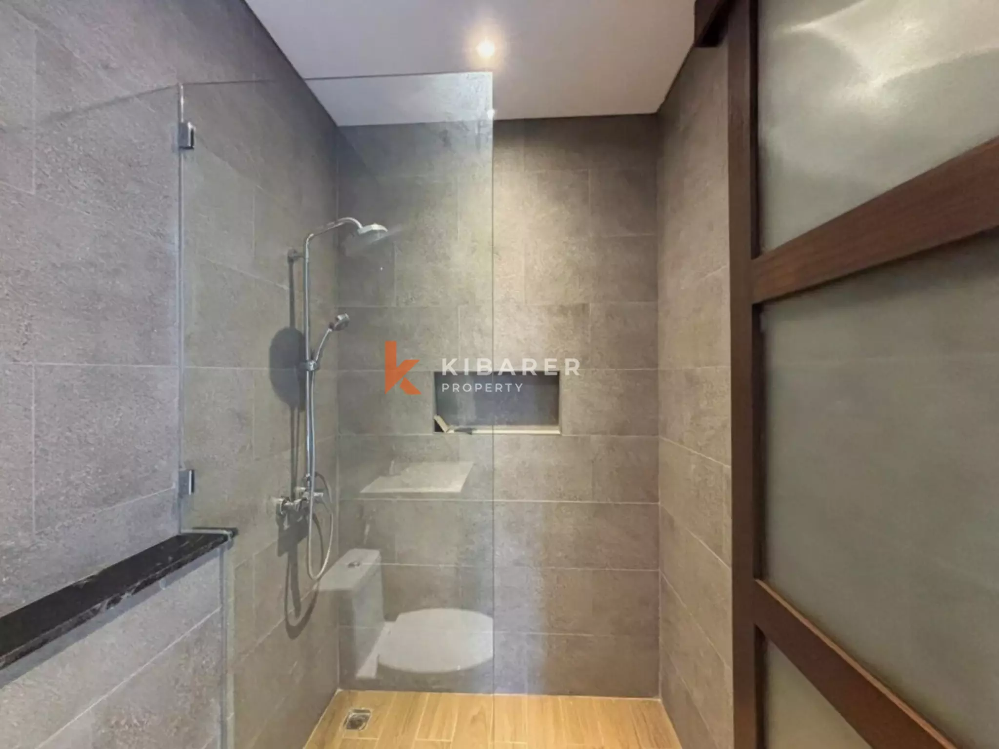 Vila Townhouse Tiga Kamar Tidur Bergaya di Dekat Berawa, Lokasi Terbaik